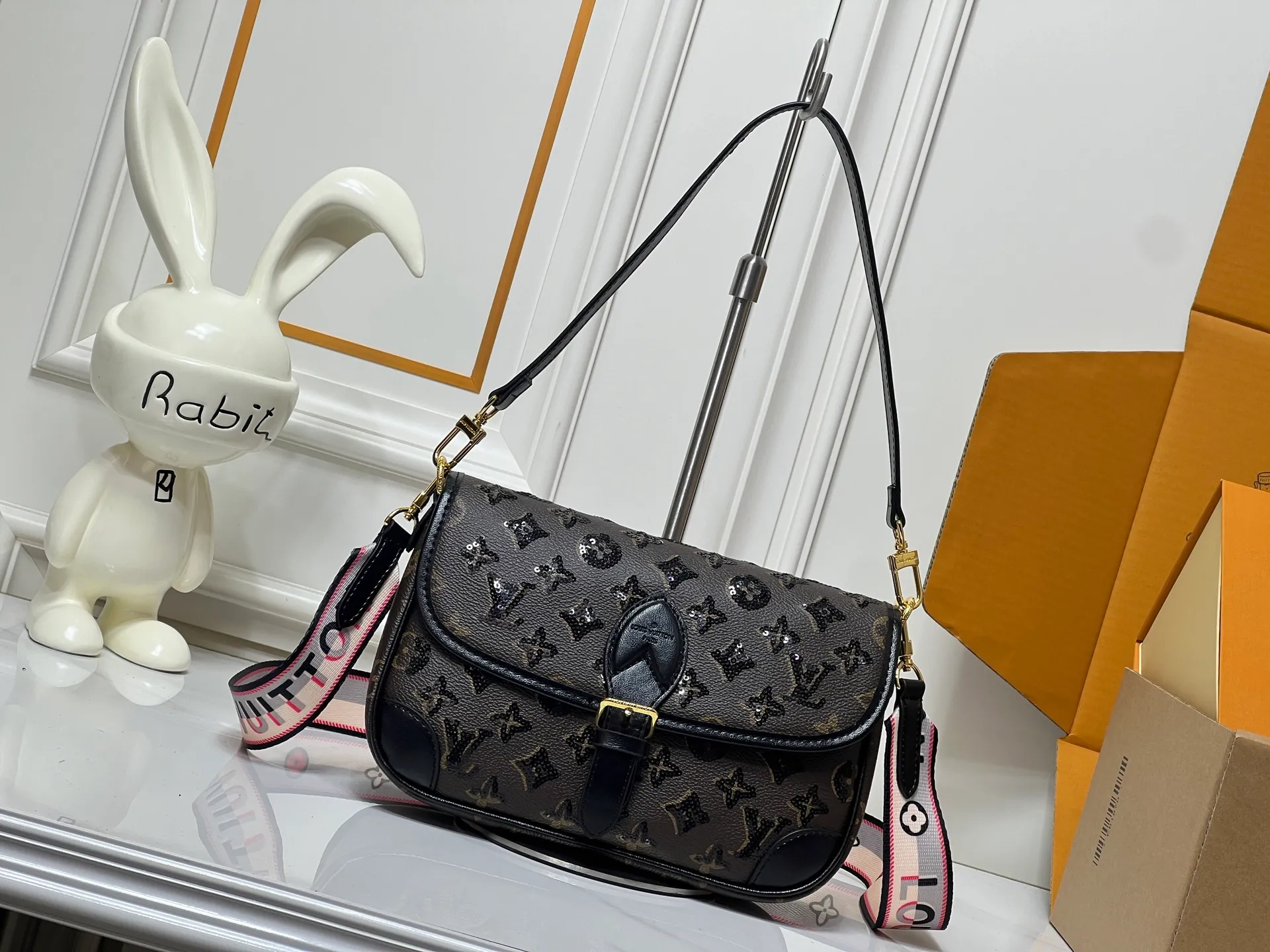 Batch 320💰Upgraded original M45985 M45988 black sequins This Diane handbag is decorated with classic Monogram cow leather and dazzling metal parts, using modern touches to interpret the new season interest. The zippered interior pocket keeps valuables secure, and the removable leather shoulder strap allows for a variety of carrying options. Dimensions: 24.0 x 15.0 x 9.0 cm (length x height x width)