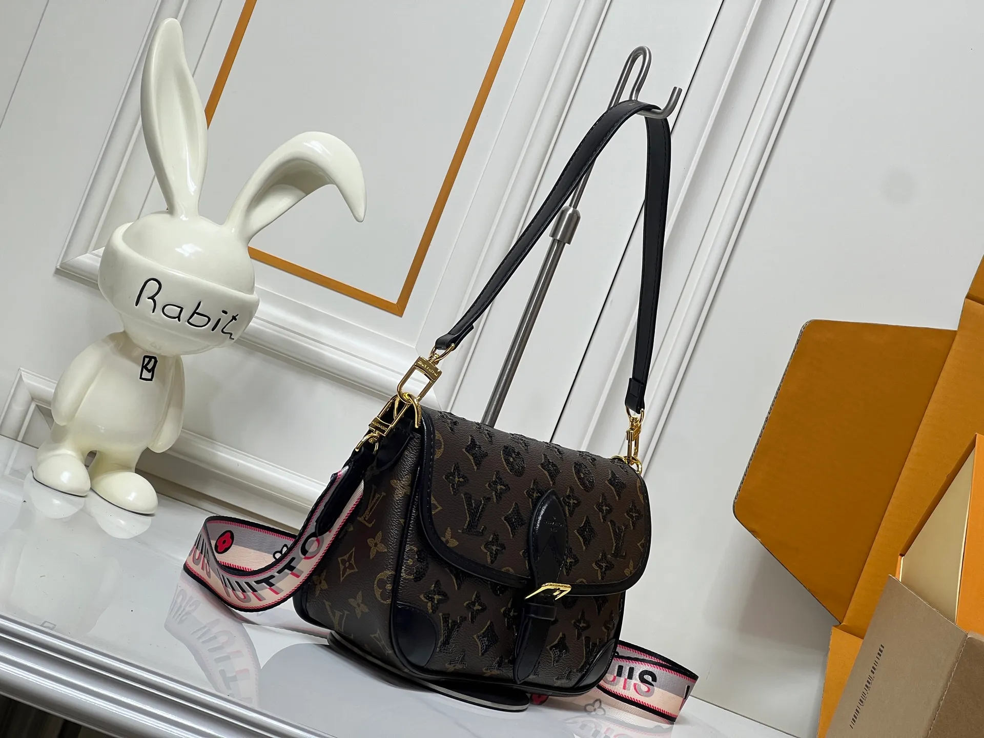 Batch 320💰Upgraded original M45985 M45988 black sequins This Diane handbag is decorated with classic Monogram cow leather and dazzling metal parts, using modern touches to interpret the new season interest. The zippered interior pocket keeps valuables secure, and the removable leather shoulder strap allows for a variety of carrying options. Dimensions: 24.0 x 15.0 x 9.0 cm (length x height x width)
