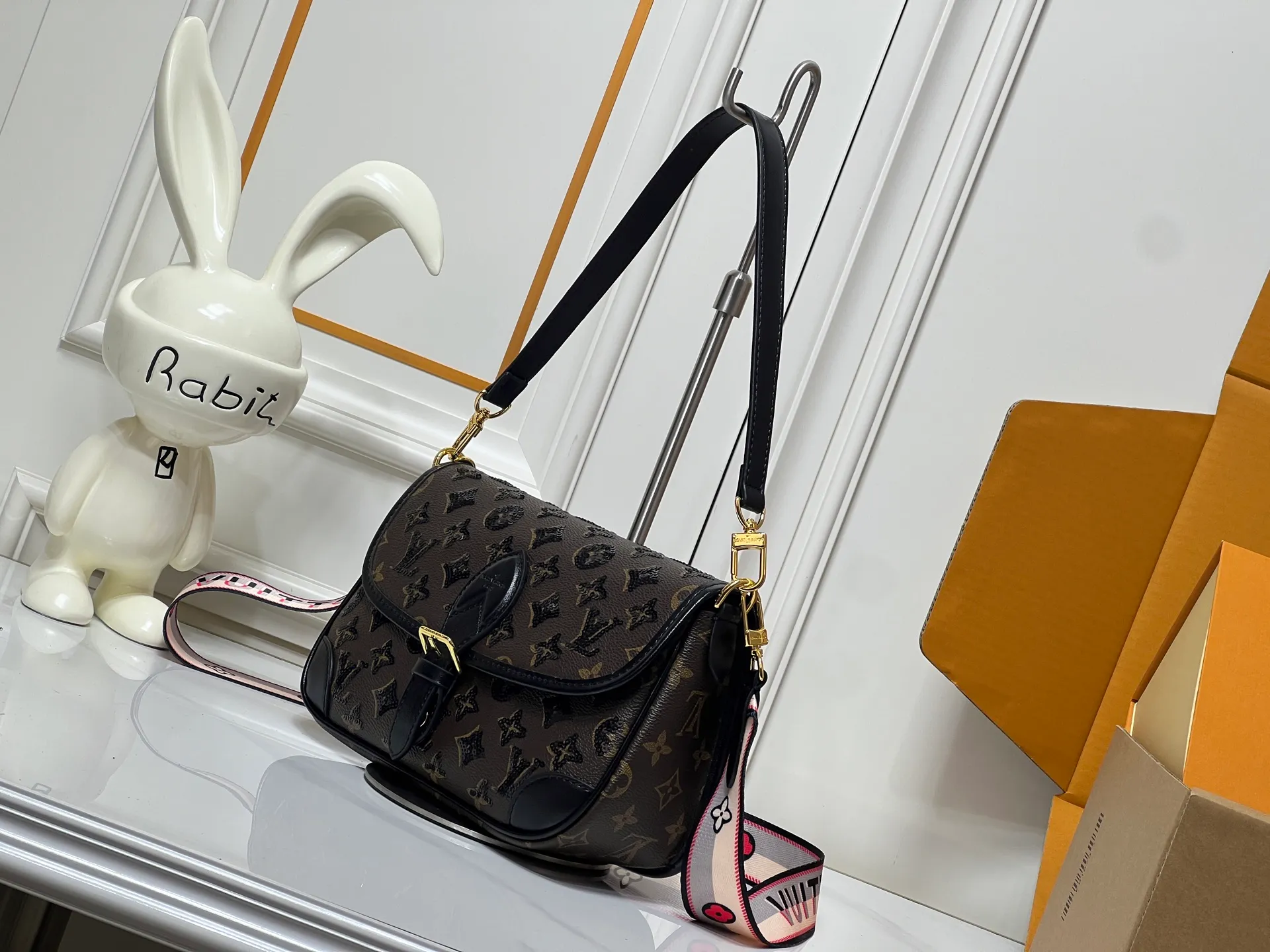 Batch 320💰Upgraded original M45985 M45988 black sequins This Diane handbag is decorated with classic Monogram cow leather and dazzling metal parts, using modern touches to interpret the new season interest. The zippered interior pocket keeps valuables secure, and the removable leather shoulder strap allows for a variety of carrying options. Dimensions: 24.0 x 15.0 x 9.0 cm (length x height x width)