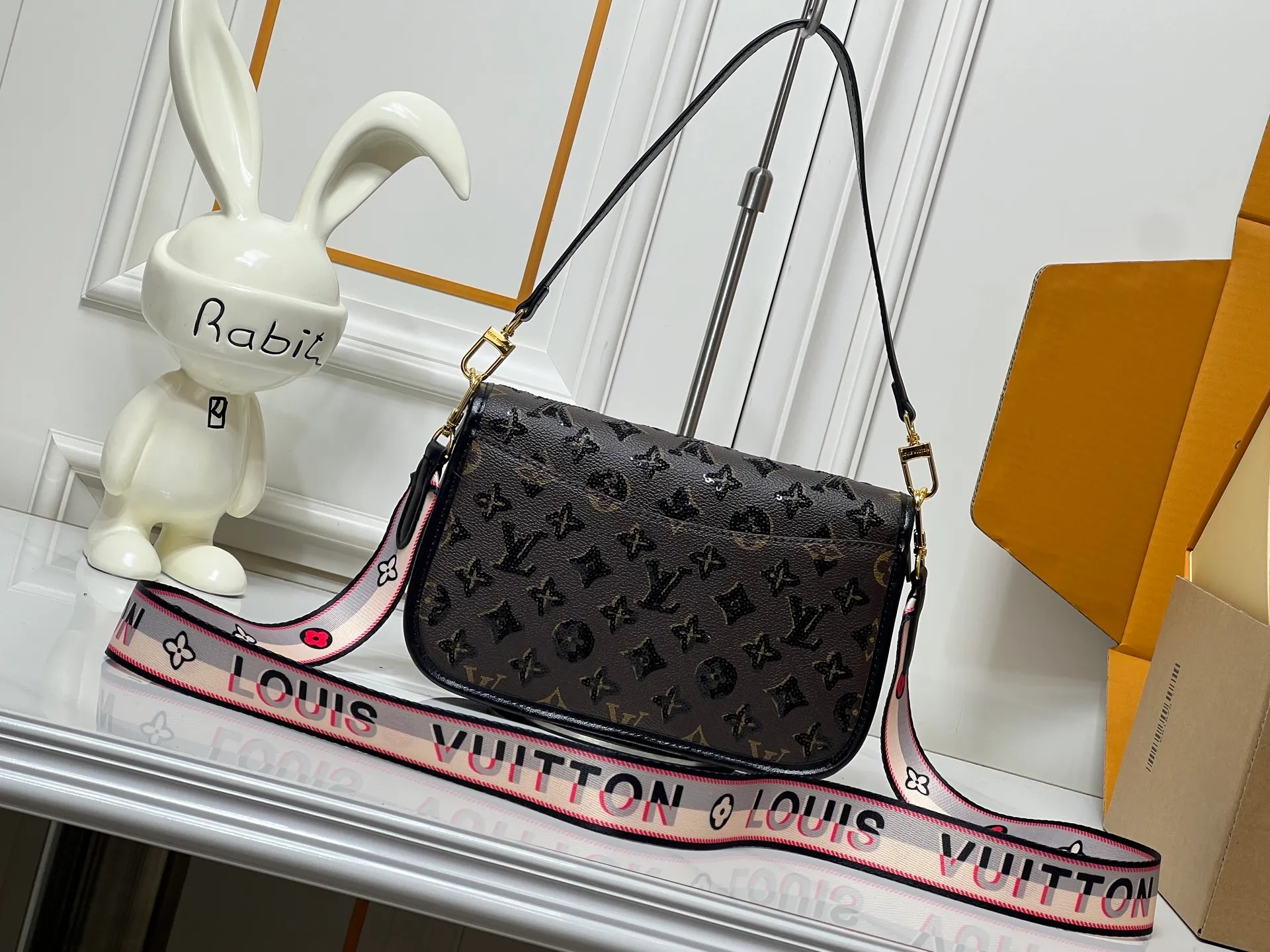 Batch 320💰Upgraded original M45985 M45988 black sequins This Diane handbag is decorated with classic Monogram cow leather and dazzling metal parts, using modern touches to interpret the new season interest. The zippered interior pocket keeps valuables secure, and the removable leather shoulder strap allows for a variety of carrying options. Dimensions: 24.0 x 15.0 x 9.0 cm (length x height x width)