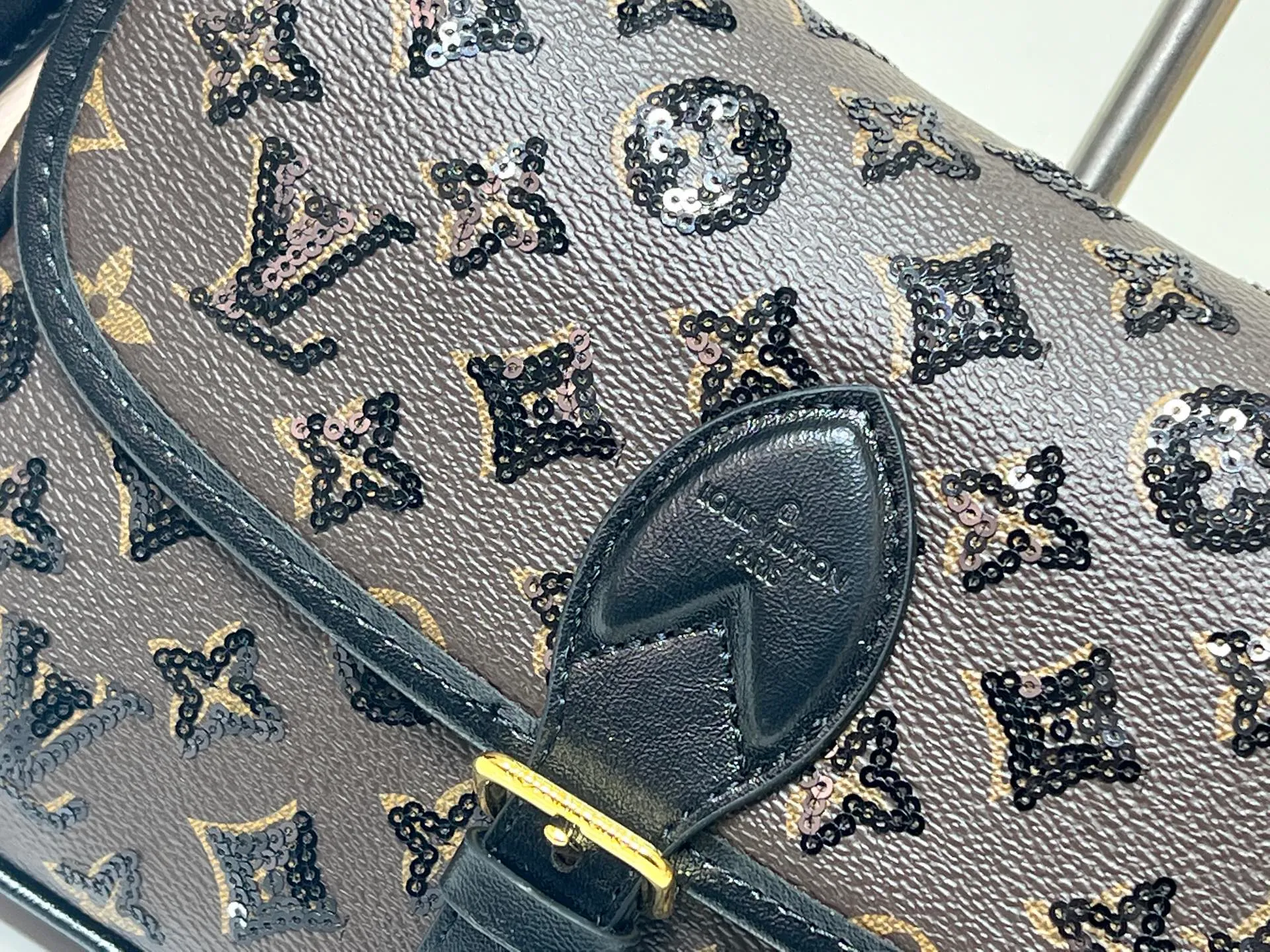 Batch 320💰Upgraded original M45985 M45988 black sequins This Diane handbag is decorated with classic Monogram cow leather and dazzling metal parts, using modern touches to interpret the new season interest. The zippered interior pocket keeps valuables secure, and the removable leather shoulder strap allows for a variety of carrying options. Dimensions: 24.0 x 15.0 x 9.0 cm (length x height x width)