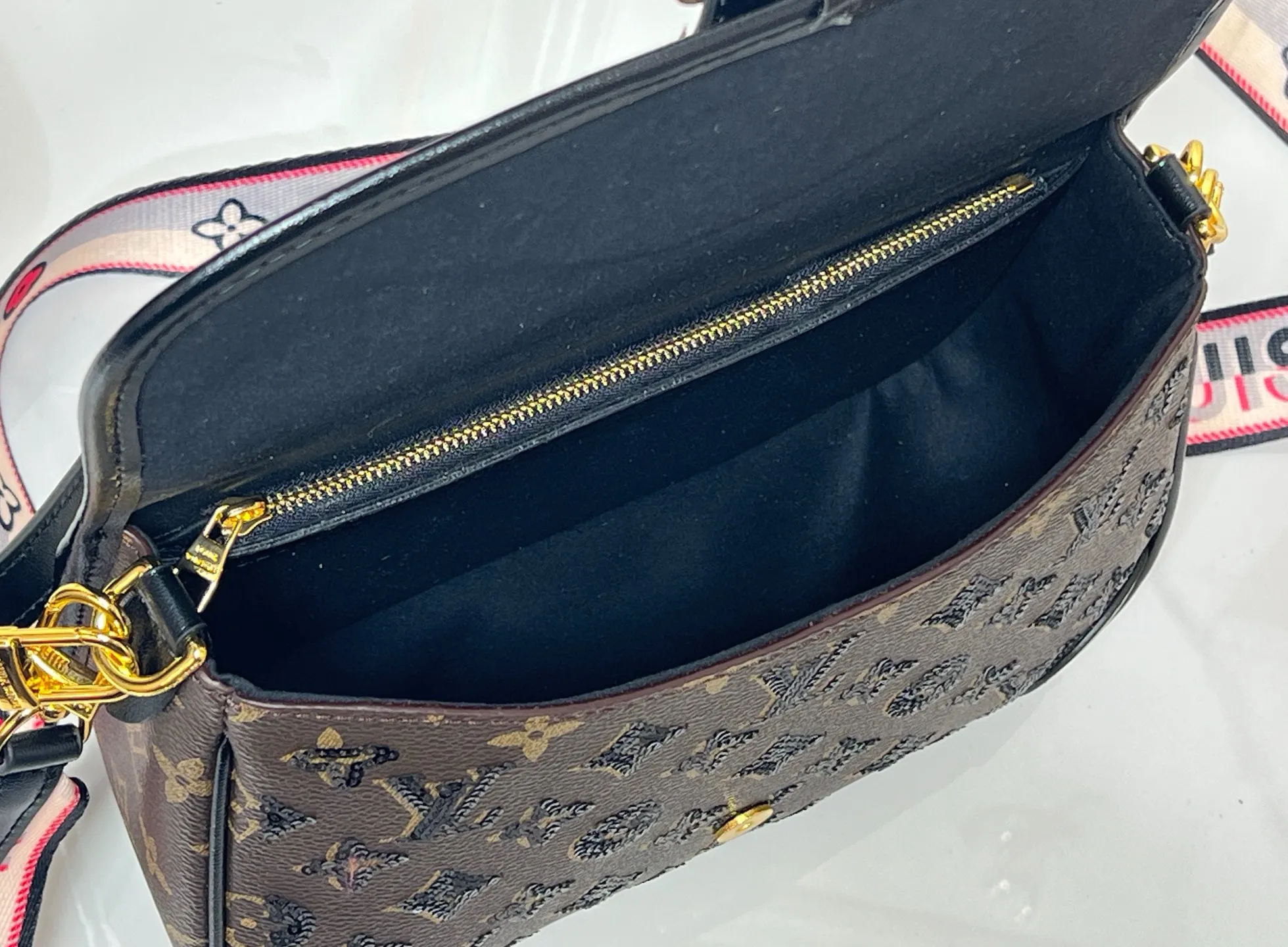 Batch 320💰Upgraded original M45985 M45988 black sequins This Diane handbag is decorated with classic Monogram cow leather and dazzling metal parts, using modern touches to interpret the new season interest. The zippered interior pocket keeps valuables secure, and the removable leather shoulder strap allows for a variety of carrying options. Dimensions: 24.0 x 15.0 x 9.0 cm (length x height x width)