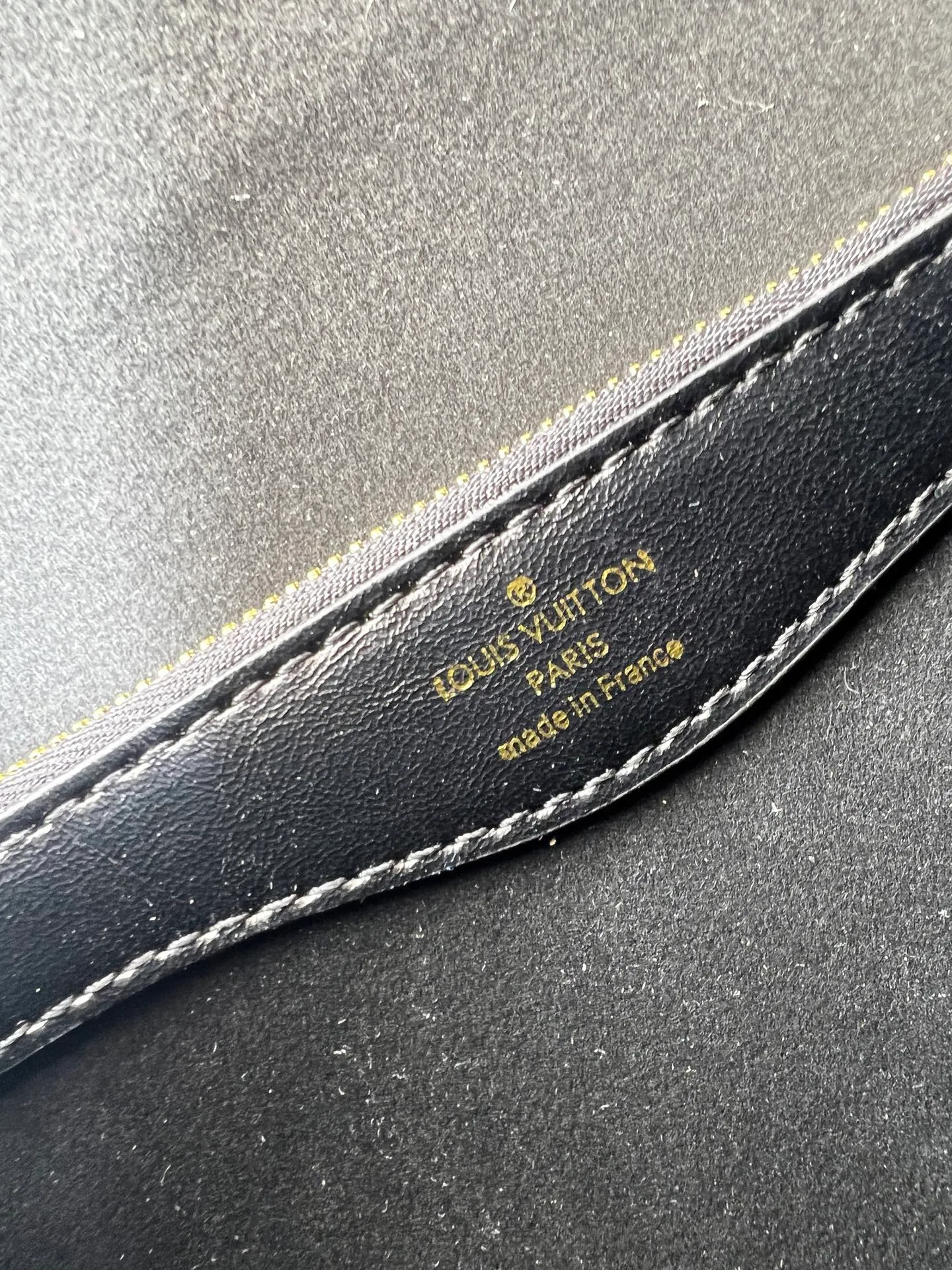 Batch 320💰Upgraded original M45985 M45988 black sequins This Diane handbag is decorated with classic Monogram cow leather and dazzling metal parts, using modern touches to interpret the new season interest. The zippered interior pocket keeps valuables secure, and the removable leather shoulder strap allows for a variety of carrying options. Dimensions: 24.0 x 15.0 x 9.0 cm (length x height x width)
