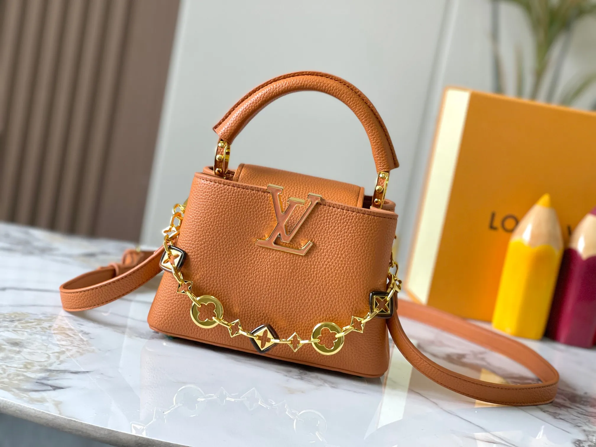 p460 [Guangzhou top quality original] M14970 brown Capucines mini series is named after the Paris street where Louis Vuitton first opened its store in 1854. This time it is added to the Harmony series through a mini version design. Taurillon cow leather creates a classic structure, and the decorative chain gives the Monogram floral jewelry texture. There is plenty of space to store daily necessities such as short wallets, keys, and lipstick. Size:21×14×8cm
