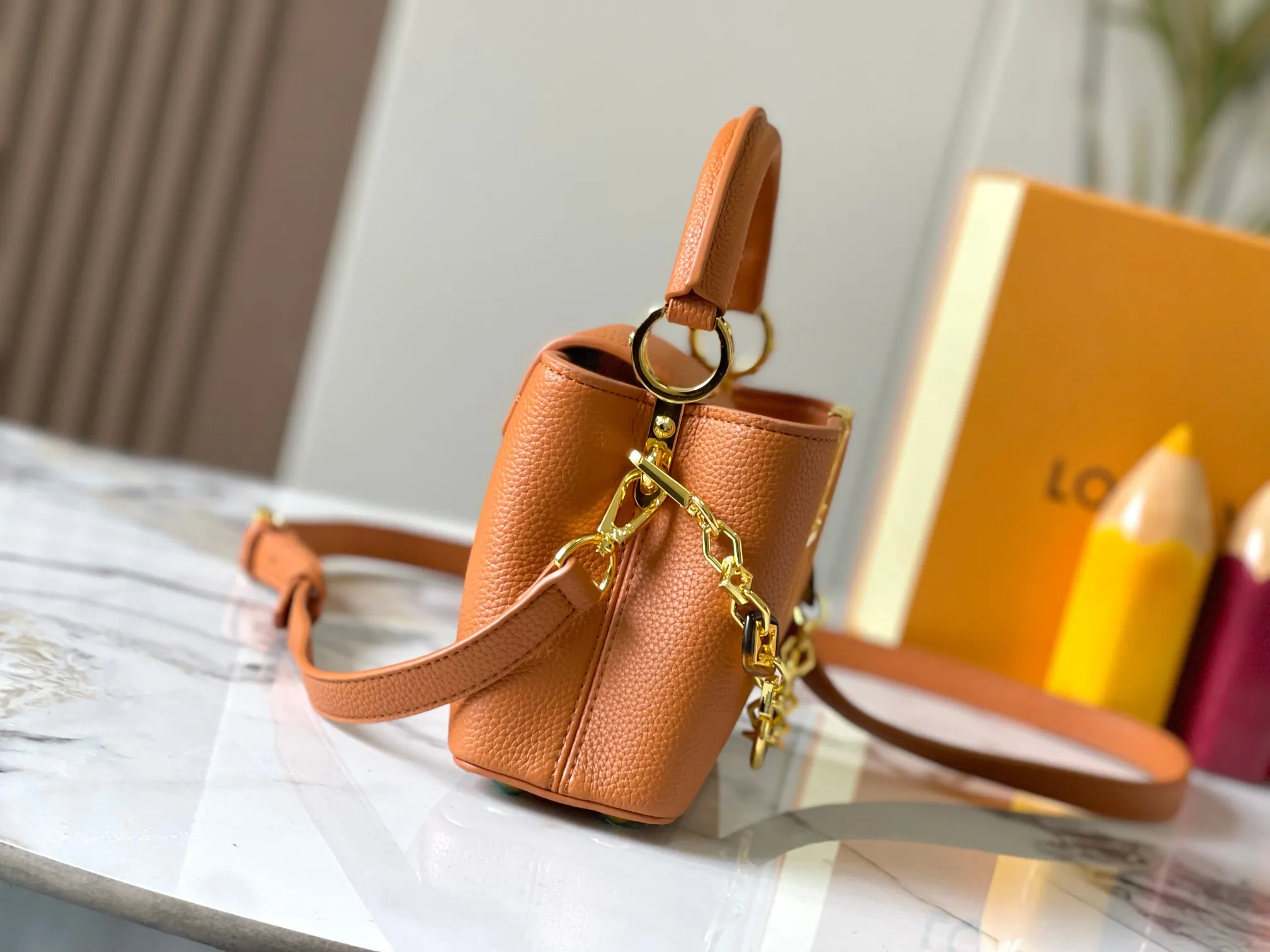 p460 [Guangzhou top quality original] M14970 brown Capucines mini series is named after the Paris street where Louis Vuitton first opened its store in 1854. This time it is added to the Harmony series through a mini version design. Taurillon cow leather creates a classic structure, and the decorative chain gives the Monogram floral jewelry texture. There is plenty of space to store daily necessities such as short wallets, keys, and lipstick. Size:21×14×8cm