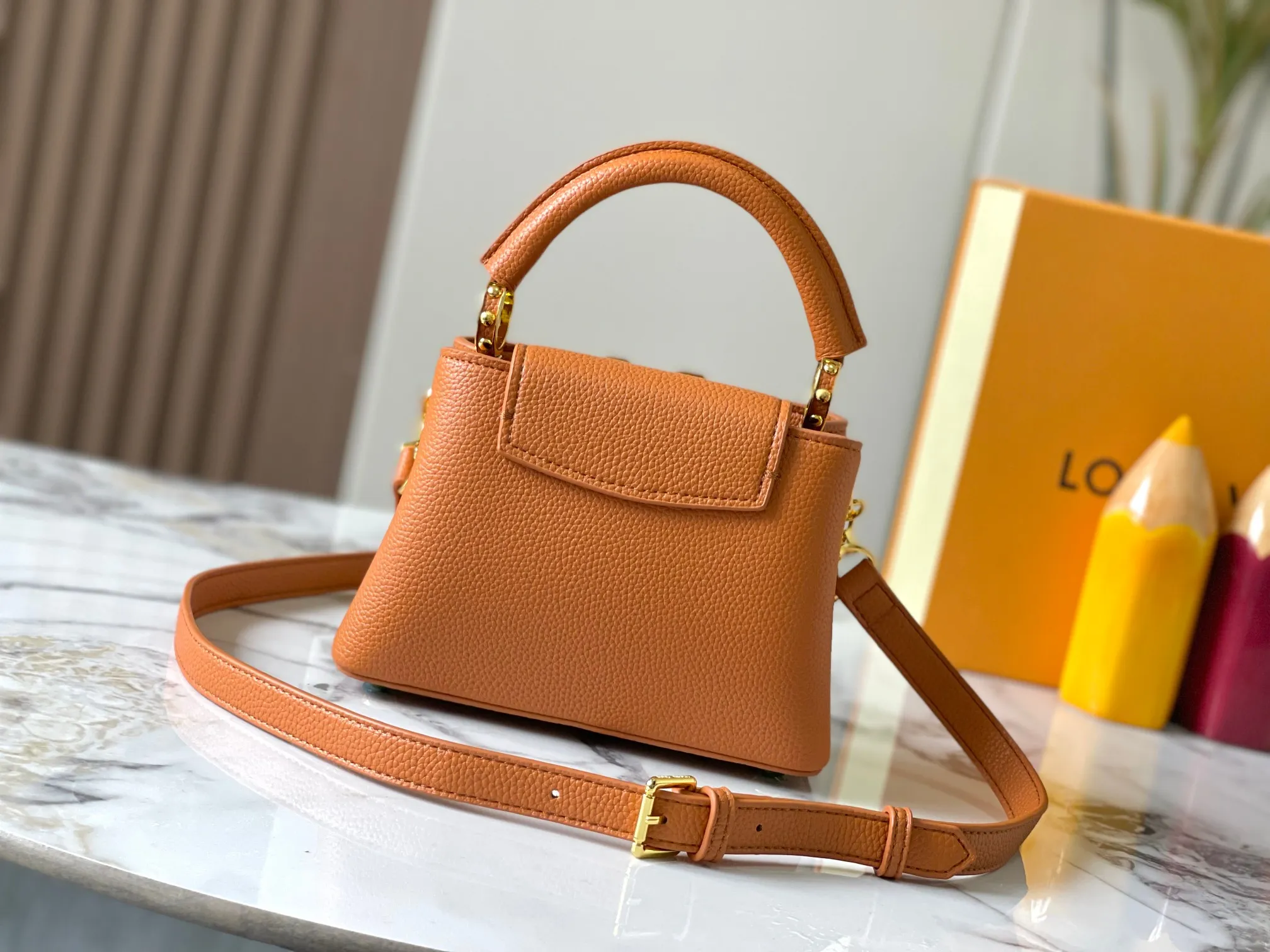 p460 [Guangzhou top quality original] M14970 brown Capucines mini series is named after the Paris street where Louis Vuitton first opened its store in 1854. This time it is added to the Harmony series through a mini version design. Taurillon cow leather creates a classic structure, and the decorative chain gives the Monogram floral jewelry texture. There is plenty of space to store daily necessities such as short wallets, keys, and lipstick. Size:21×14×8cm