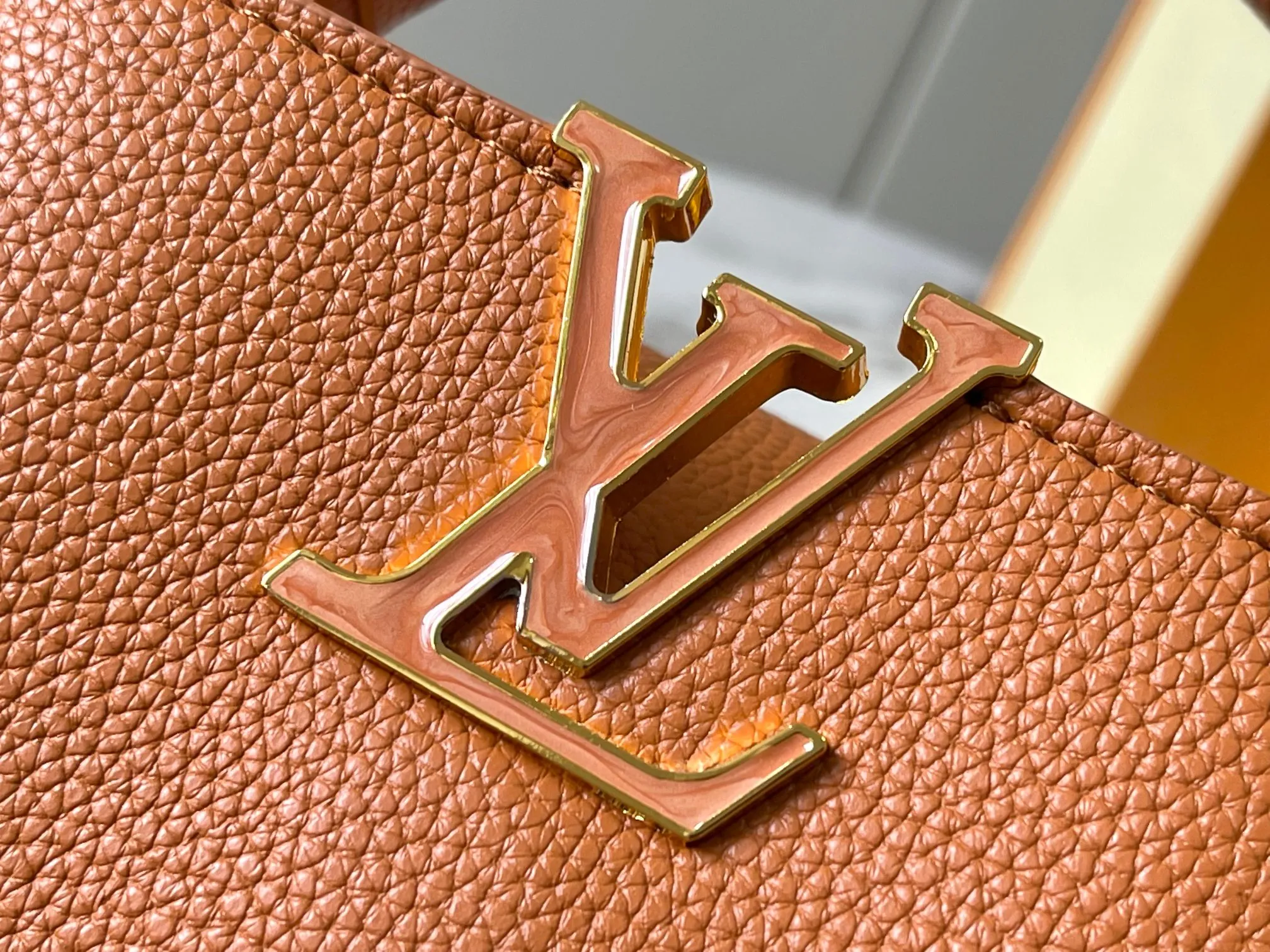 p460 [Guangzhou top quality original] M14970 brown Capucines mini series is named after the Paris street where Louis Vuitton first opened its store in 1854. This time it is added to the Harmony series through a mini version design. Taurillon cow leather creates a classic structure, and the decorative chain gives the Monogram floral jewelry texture. There is plenty of space to store daily necessities such as short wallets, keys, and lipstick. Size:21×14×8cm