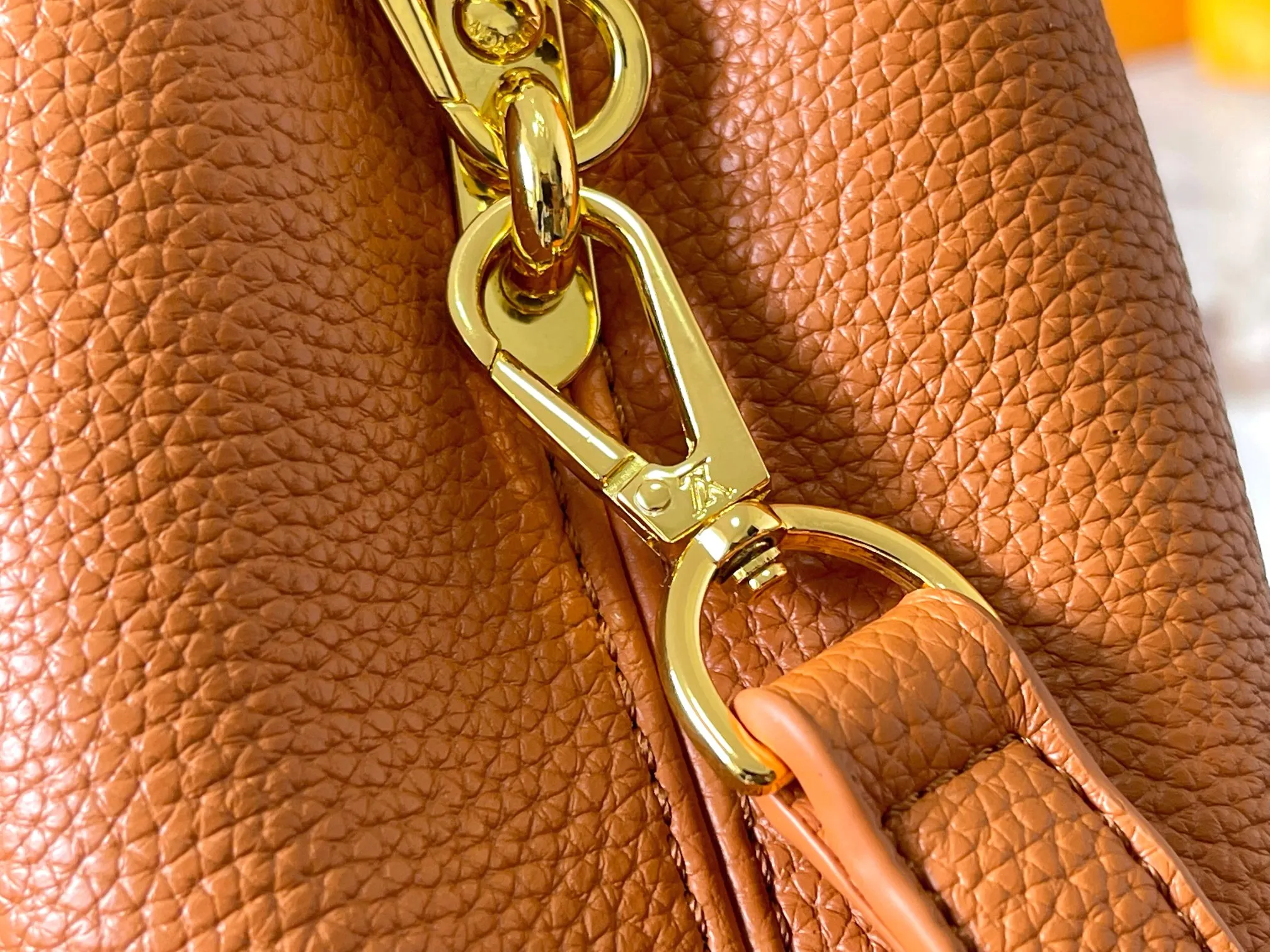 p460 [Guangzhou top quality original] M14970 brown Capucines mini series is named after the Paris street where Louis Vuitton first opened its store in 1854. This time it is added to the Harmony series through a mini version design. Taurillon cow leather creates a classic structure, and the decorative chain gives the Monogram floral jewelry texture. There is plenty of space to store daily necessities such as short wallets, keys, and lipstick. Size:21×14×8cm