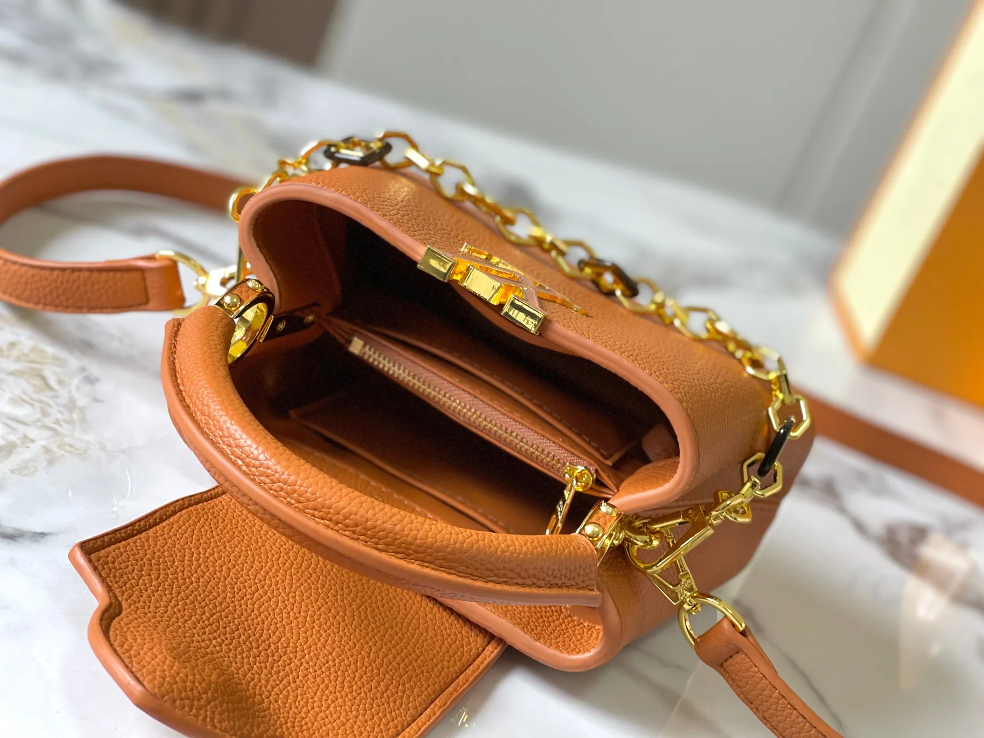 p460 [Guangzhou top quality original] M14970 brown Capucines mini series is named after the Paris street where Louis Vuitton first opened its store in 1854. This time it is added to the Harmony series through a mini version design. Taurillon cow leather creates a classic structure, and the decorative chain gives the Monogram floral jewelry texture. There is plenty of space to store daily necessities such as short wallets, keys, and lipstick. Size:21×14×8cm