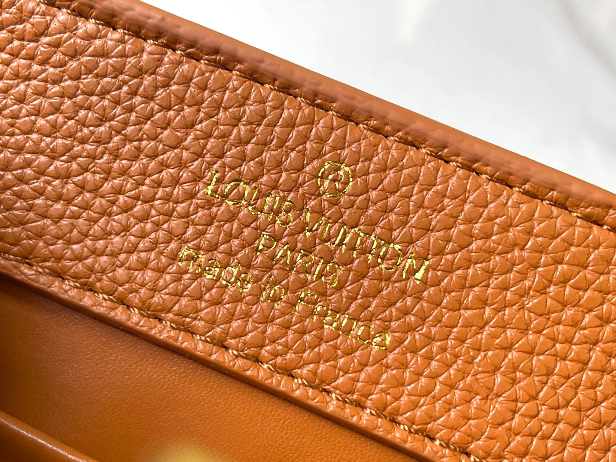 p460 [Guangzhou top quality original] M14970 brown Capucines mini series is named after the Paris street where Louis Vuitton first opened its store in 1854. This time it is added to the Harmony series through a mini version design. Taurillon cow leather creates a classic structure, and the decorative chain gives the Monogram floral jewelry texture. There is plenty of space to store daily necessities such as short wallets, keys, and lipstick. Size:21×14×8cm