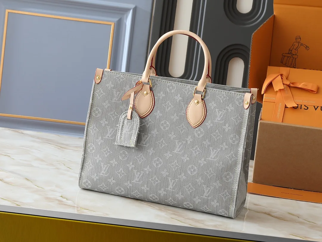 💰320💰Upgraded original M13189 M46871 Denim square bag series Onthego medium handbag (denim denim) This Onthego medium handbag is made of sand-washed Monogram jacquard denim with a new look, with leather trim and contrasting stitching. The ample capacity meets business or leisure needs, and the exquisite handle and long shoulder strap unlock multiple carrying methods. Dimensions 35.0 x 27.0 x 14.0 cm