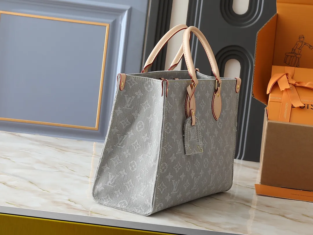 💰320💰Upgraded original M13189 M46871 Denim square bag series Onthego medium handbag (denim denim) This Onthego medium handbag is made of sand-washed Monogram jacquard denim with a new look, with leather trim and contrasting stitching. The ample capacity meets business or leisure needs, and the exquisite handle and long shoulder strap unlock multiple carrying methods. Dimensions 35.0 x 27.0 x 14.0 cm