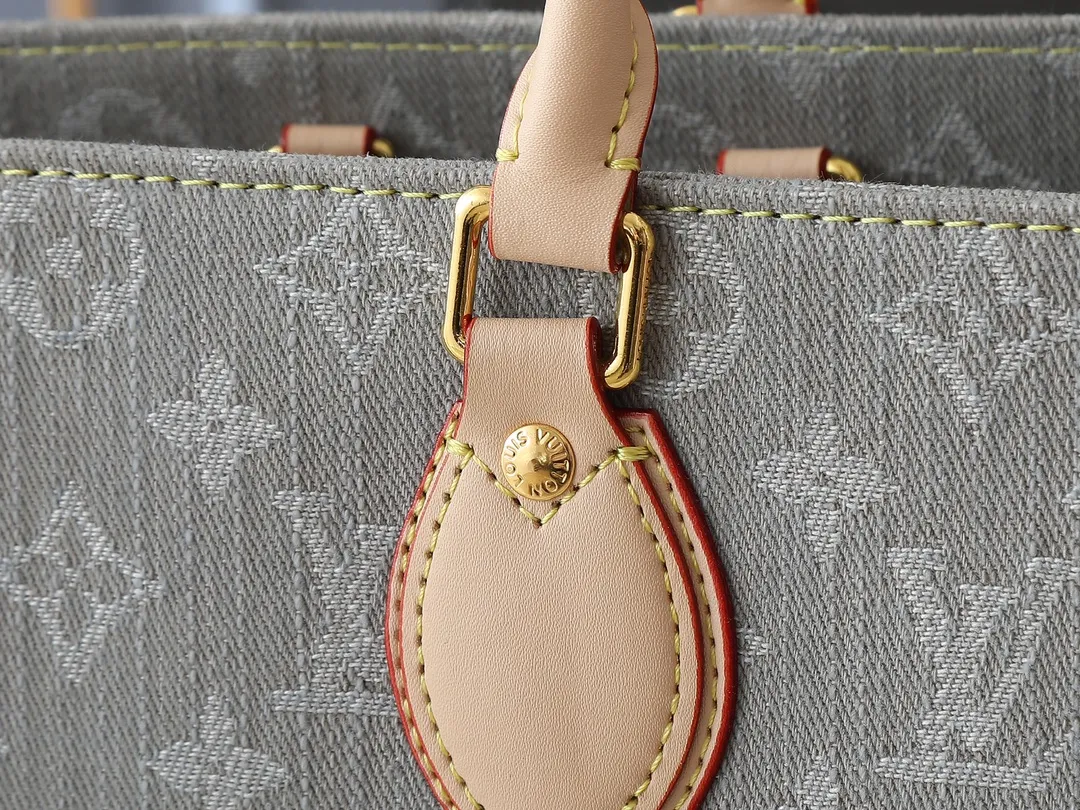 💰320💰Upgraded original M13189 M46871 Denim square bag series Onthego medium handbag (denim denim) This Onthego medium handbag is made of sand-washed Monogram jacquard denim with a new look, with leather trim and contrasting stitching. The ample capacity meets business or leisure needs, and the exquisite handle and long shoulder strap unlock multiple carrying methods. Dimensions 35.0 x 27.0 x 14.0 cm