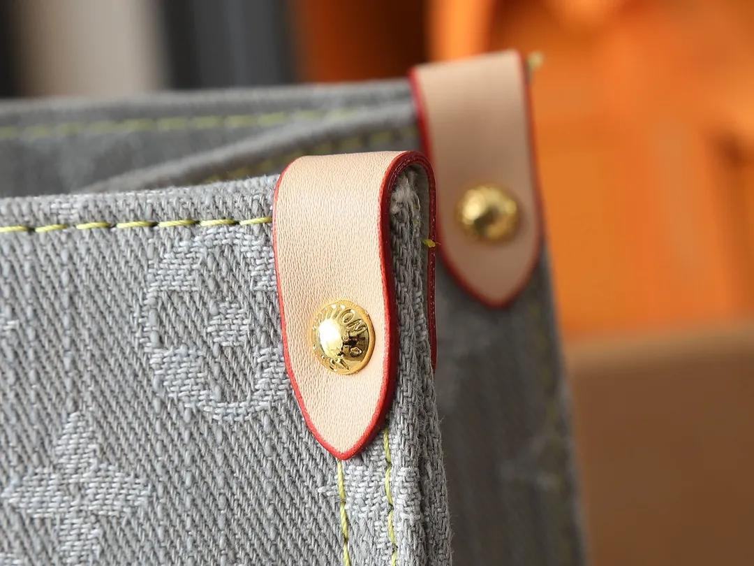 💰320💰Upgraded original M13189 M46871 Denim square bag series Onthego medium handbag (denim denim) This Onthego medium handbag is made of sand-washed Monogram jacquard denim with a new look, with leather trim and contrasting stitching. The ample capacity meets business or leisure needs, and the exquisite handle and long shoulder strap unlock multiple carrying methods. Dimensions 35.0 x 27.0 x 14.0 cm