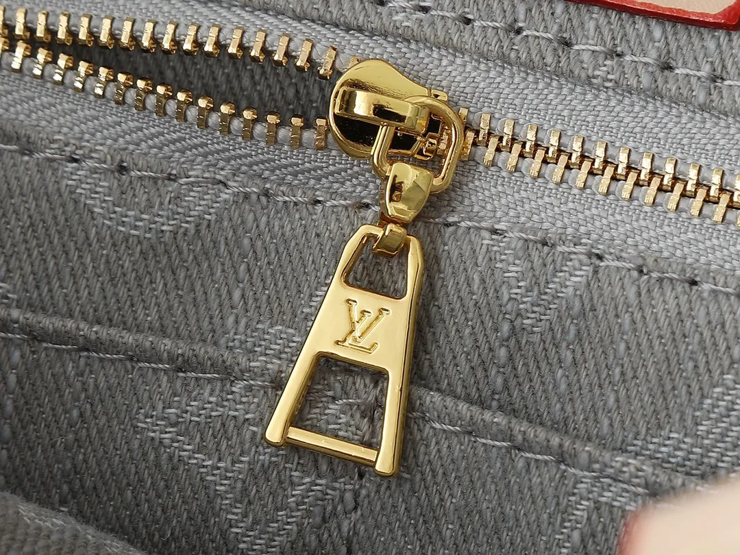 💰320💰Upgraded original M13189 M46871 Denim square bag series Onthego medium handbag (denim denim) This Onthego medium handbag is made of sand-washed Monogram jacquard denim with a new look, with leather trim and contrasting stitching. The ample capacity meets business or leisure needs, and the exquisite handle and long shoulder strap unlock multiple carrying methods. Dimensions 35.0 x 27.0 x 14.0 cm