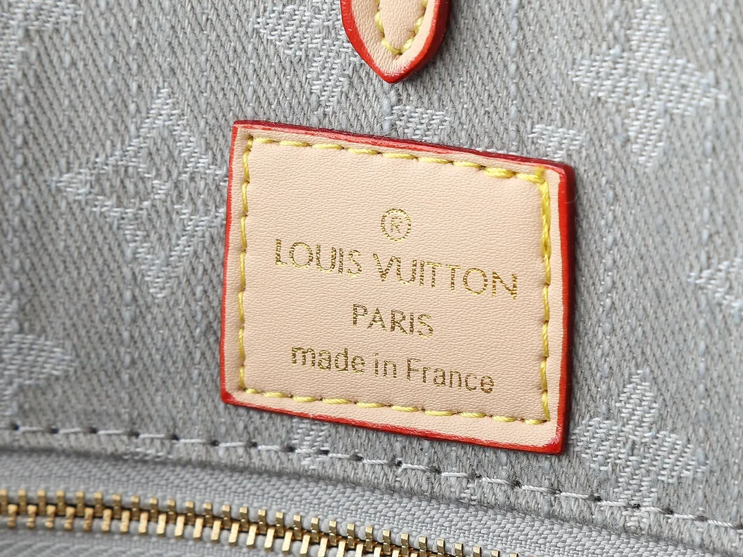 💰320💰Upgraded original M13189 M46871 Denim square bag series Onthego medium handbag (denim denim) This Onthego medium handbag is made of sand-washed Monogram jacquard denim with a new look, with leather trim and contrasting stitching. The ample capacity meets business or leisure needs, and the exquisite handle and long shoulder strap unlock multiple carrying methods. Dimensions 35.0 x 27.0 x 14.0 cm