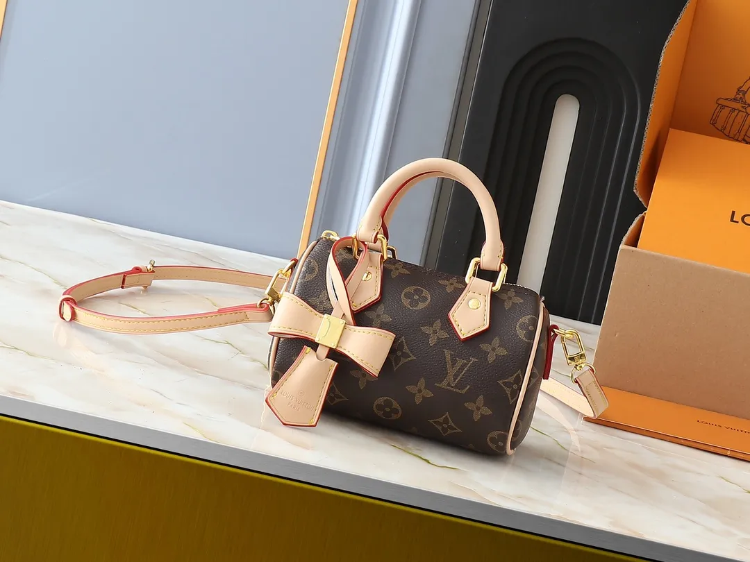 💰200💰Upgraded original version M13391 M13406 M81085 lv Murakami Takashi co-branded NANOSPEEDY handbag This Nano Speedy handbag combines Monogram canvas and cow leather trim printing, with 33 colorful colors to interpret white tricolor and black tricolor. It has been launched in twelve sections and is very popular around the world and is loved by celebrities and celebrities. 16x10x7.5cm