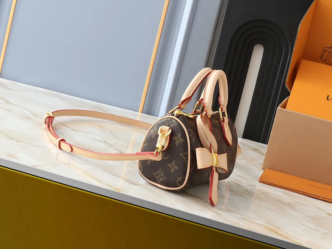 💰200💰Upgraded original version M13391 M13406 M81085 lv Murakami Takashi co-branded NANOSPEEDY handbag This Nano Speedy handbag combines Monogram canvas and cow leather trim printing, with 33 colorful colors to interpret white tricolor and black tricolor. It has been launched in twelve sections and is very popular around the world and is loved by celebrities and celebrities. 16x10x7.5cm