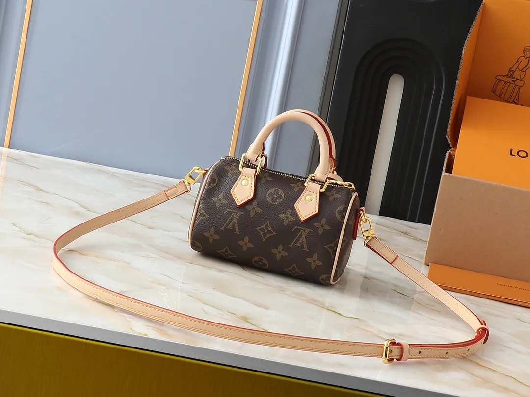 💰200💰Upgraded original version M13391 M13406 M81085 lv Murakami Takashi co-branded NANOSPEEDY handbag This Nano Speedy handbag combines Monogram canvas and cow leather trim printing, with 33 colorful colors to interpret white tricolor and black tricolor. It has been launched in twelve sections and is very popular around the world and is loved by celebrities and celebrities. 16x10x7.5cm