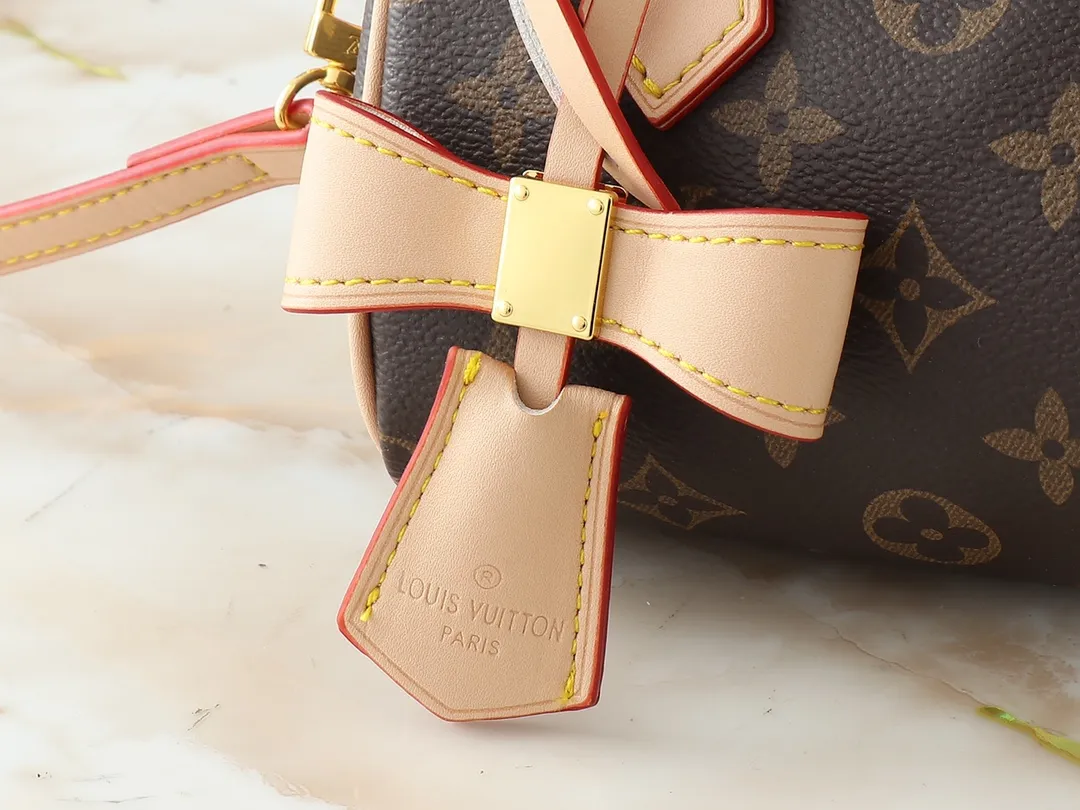 💰200💰Upgraded original version M13391 M13406 M81085 lv Murakami Takashi co-branded NANOSPEEDY handbag This Nano Speedy handbag combines Monogram canvas and cow leather trim printing, with 33 colorful colors to interpret white tricolor and black tricolor. It has been launched in twelve sections and is very popular around the world and is loved by celebrities and celebrities. 16x10x7.5cm