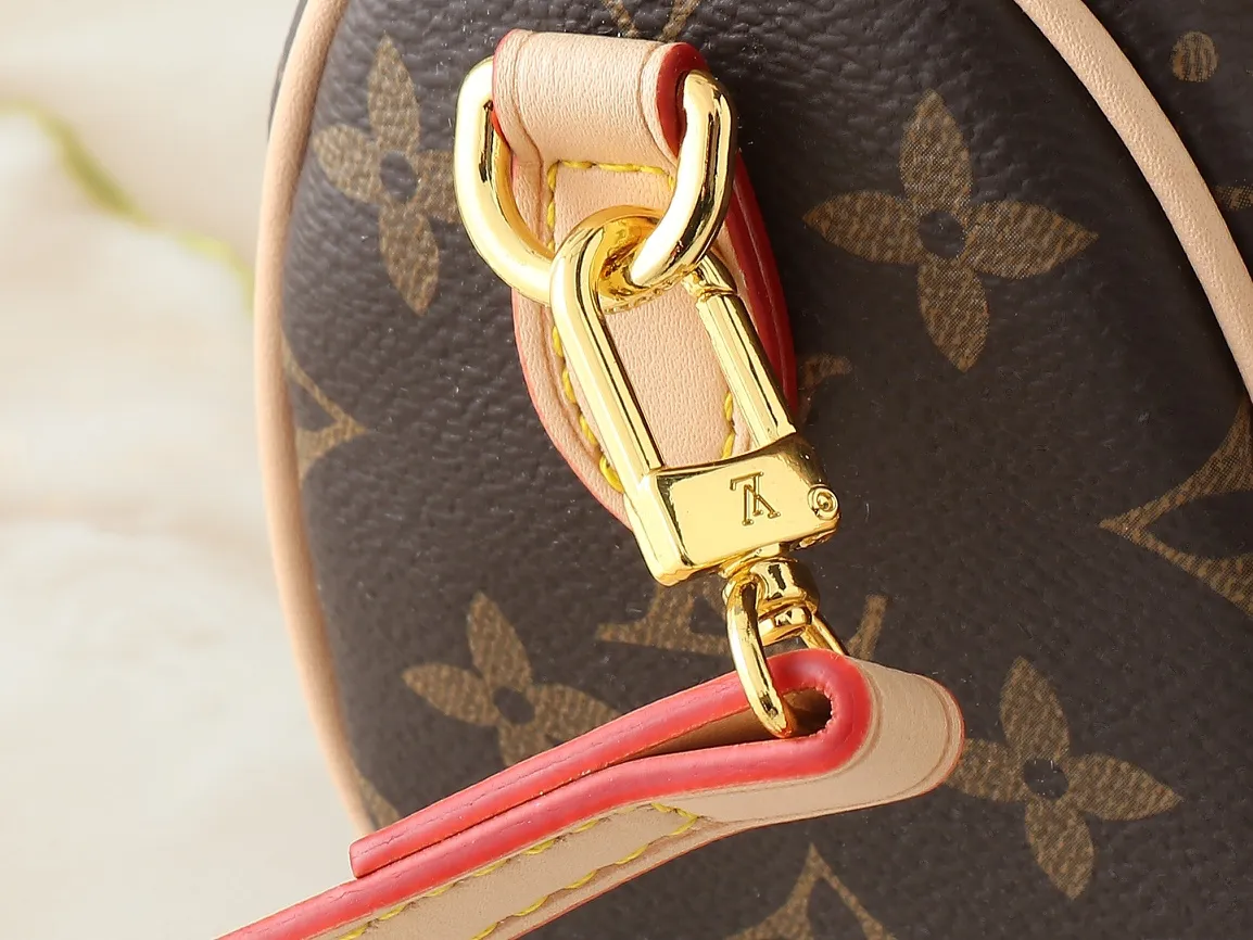 💰200💰Upgraded original version M13391 M13406 M81085 lv Murakami Takashi co-branded NANOSPEEDY handbag This Nano Speedy handbag combines Monogram canvas and cow leather trim printing, with 33 colorful colors to interpret white tricolor and black tricolor. It has been launched in twelve sections and is very popular around the world and is loved by celebrities and celebrities. 16x10x7.5cm
