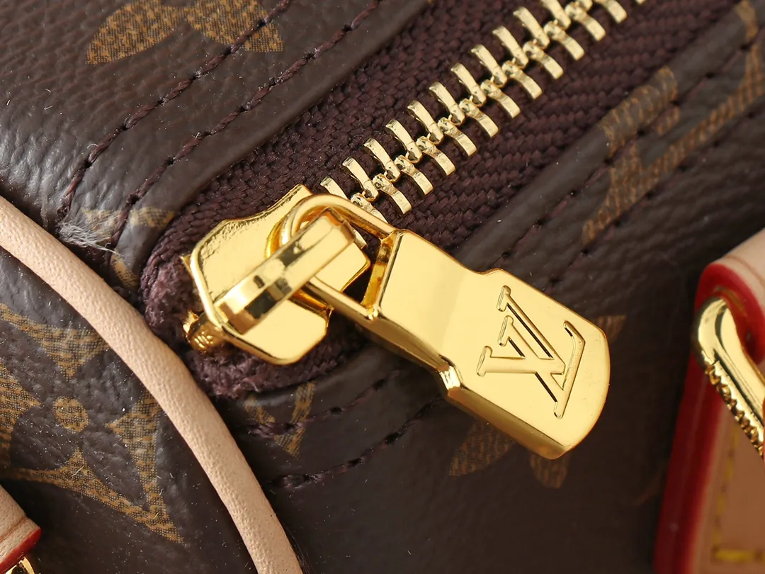 💰200💰Upgraded original version M13391 M13406 M81085 lv Murakami Takashi co-branded NANOSPEEDY handbag This Nano Speedy handbag combines Monogram canvas and cow leather trim printing, with 33 colorful colors to interpret white tricolor and black tricolor. It has been launched in twelve sections and is very popular around the world and is loved by celebrities and celebrities. 16x10x7.5cm