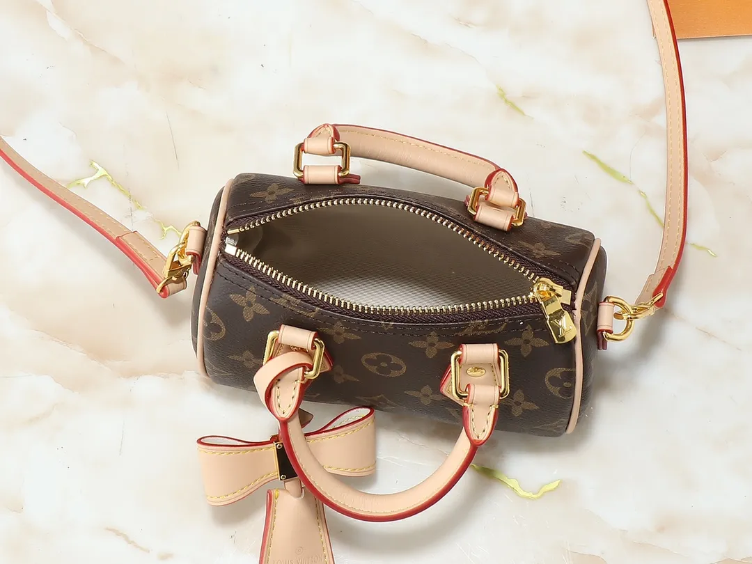 💰200💰Upgraded original version M13391 M13406 M81085 lv Murakami Takashi co-branded NANOSPEEDY handbag This Nano Speedy handbag combines Monogram canvas and cow leather trim printing, with 33 colorful colors to interpret white tricolor and black tricolor. It has been launched in twelve sections and is very popular around the world and is loved by celebrities and celebrities. 16x10x7.5cm