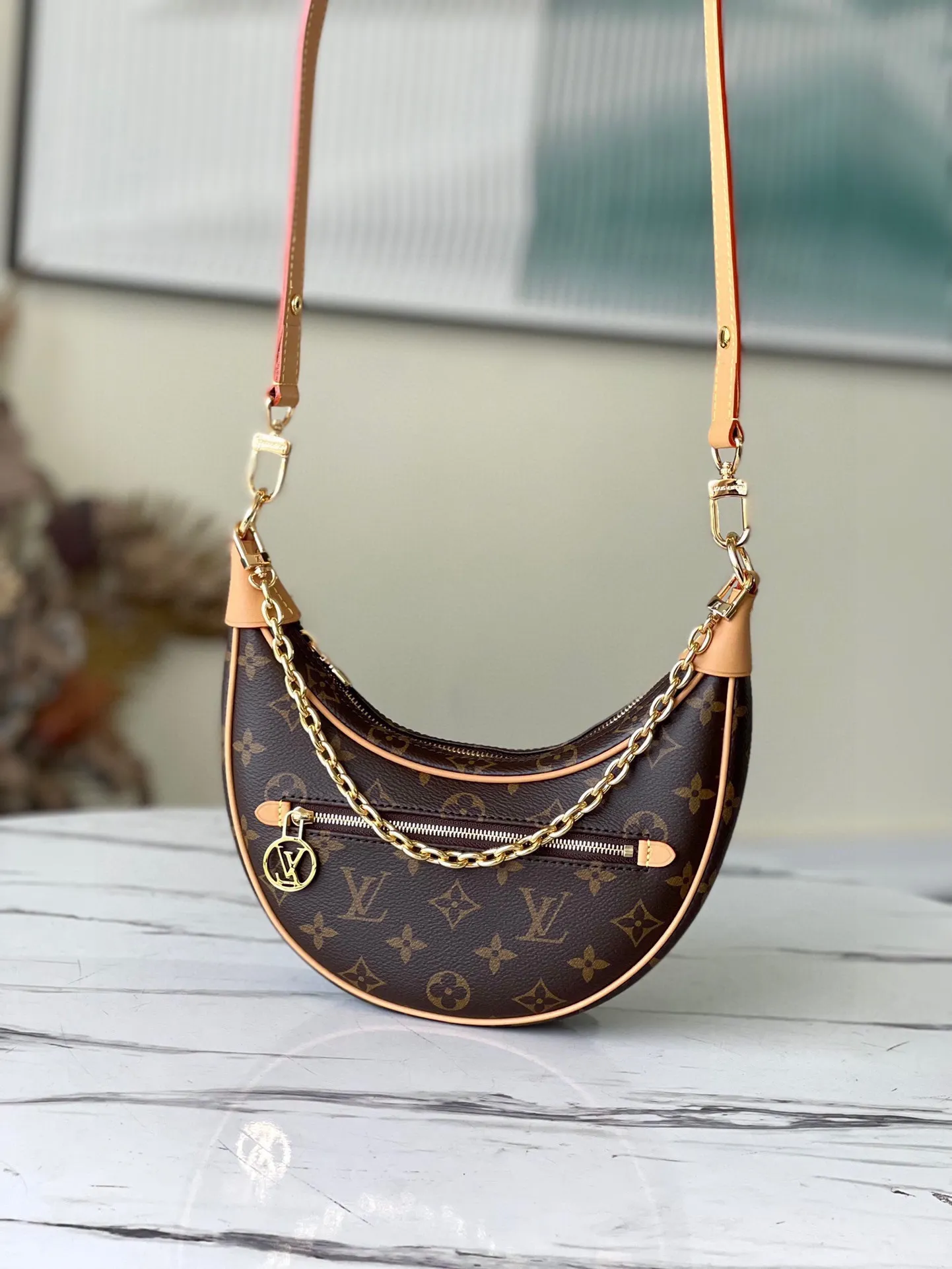 💰700 top original order M81098 Pair of Croissant handbags in Nicolas Ghesquière's traceable archives, launching the Loop half-moon baguette bag in the 2022 early spring series. The compact construction follows the movement of the body, the zippered front pocket is equipped with a round zipper pull, and the chain and leather shoulder strap allow for shoulder or cross-body wear. Dimensions: 23 x 13 x 6 cm