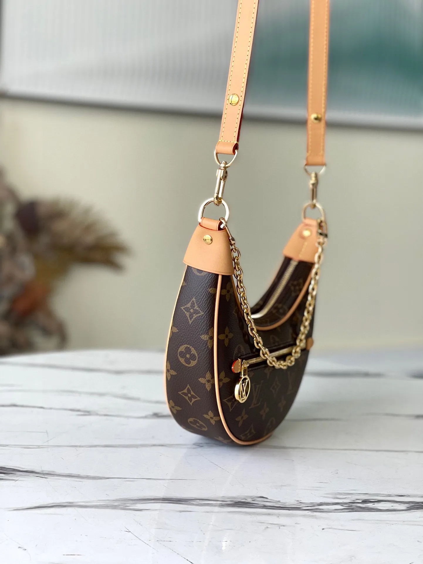 💰700 top original order M81098 Pair of Croissant handbags in Nicolas Ghesquière's traceable archives, launching the Loop half-moon baguette bag in the 2022 early spring series. The compact construction follows the movement of the body, the zippered front pocket is equipped with a round zipper pull, and the chain and leather shoulder strap allow for shoulder or cross-body wear. Dimensions: 23 x 13 x 6 cm