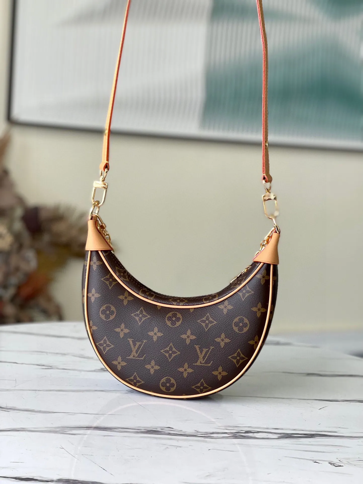 💰700 top original order M81098 Pair of Croissant handbags in Nicolas Ghesquière's traceable archives, launching the Loop half-moon baguette bag in the 2022 early spring series. The compact construction follows the movement of the body, the zippered front pocket is equipped with a round zipper pull, and the chain and leather shoulder strap allow for shoulder or cross-body wear. Dimensions: 23 x 13 x 6 cm