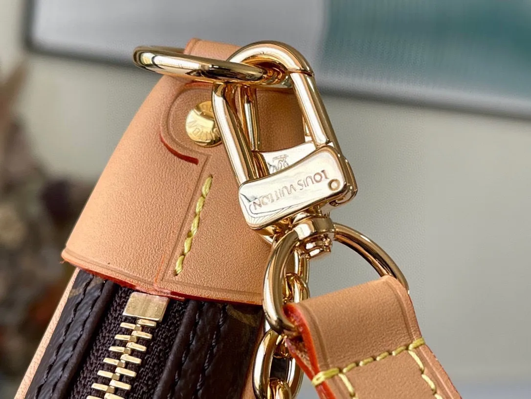 💰700 top original order M81098 Pair of Croissant handbags in Nicolas Ghesquière's traceable archives, launching the Loop half-moon baguette bag in the 2022 early spring series. The compact construction follows the movement of the body, the zippered front pocket is equipped with a round zipper pull, and the chain and leather shoulder strap allow for shoulder or cross-body wear. Dimensions: 23 x 13 x 6 cm