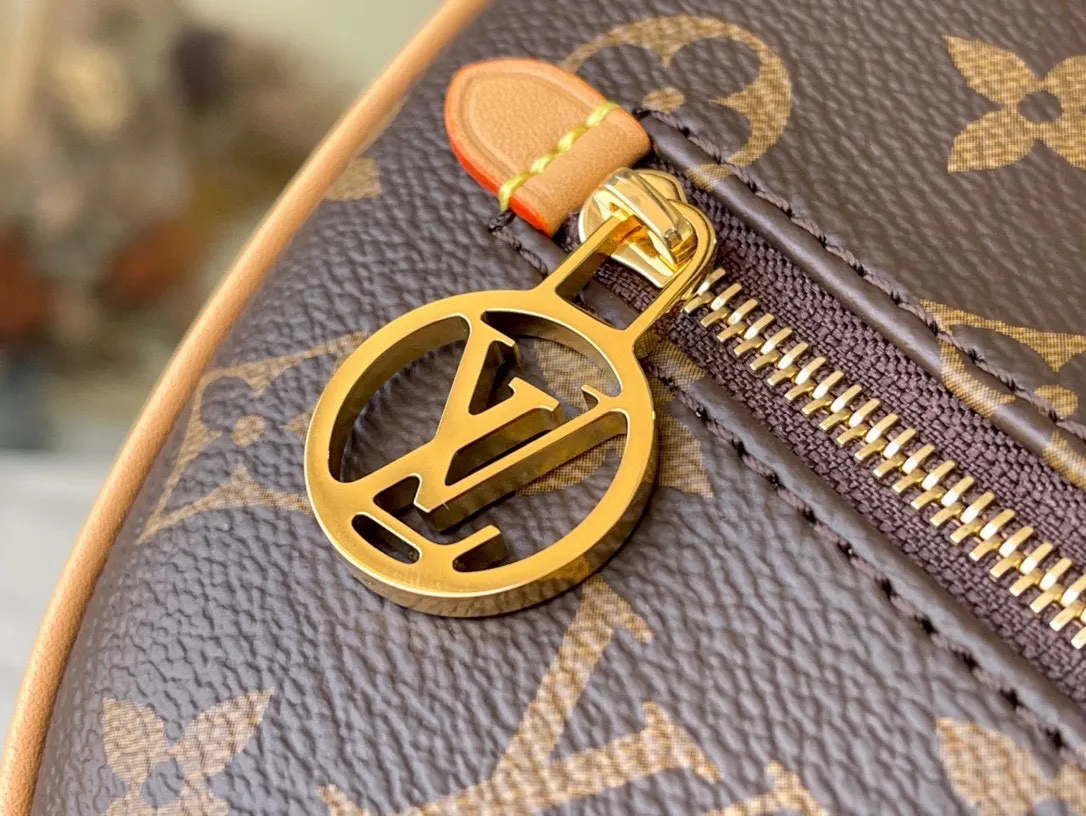 💰700 top original order M81098 Pair of Croissant handbags in Nicolas Ghesquière's traceable archives, launching the Loop half-moon baguette bag in the 2022 early spring series. The compact construction follows the movement of the body, the zippered front pocket is equipped with a round zipper pull, and the chain and leather shoulder strap allow for shoulder or cross-body wear. Dimensions: 23 x 13 x 6 cm