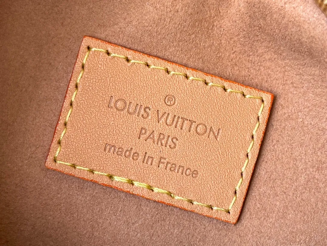 💰700 top original order M81098 Pair of Croissant handbags in Nicolas Ghesquière's traceable archives, launching the Loop half-moon baguette bag in the 2022 early spring series. The compact construction follows the movement of the body, the zippered front pocket is equipped with a round zipper pull, and the chain and leather shoulder strap allow for shoulder or cross-body wear. Dimensions: 23 x 13 x 6 cm