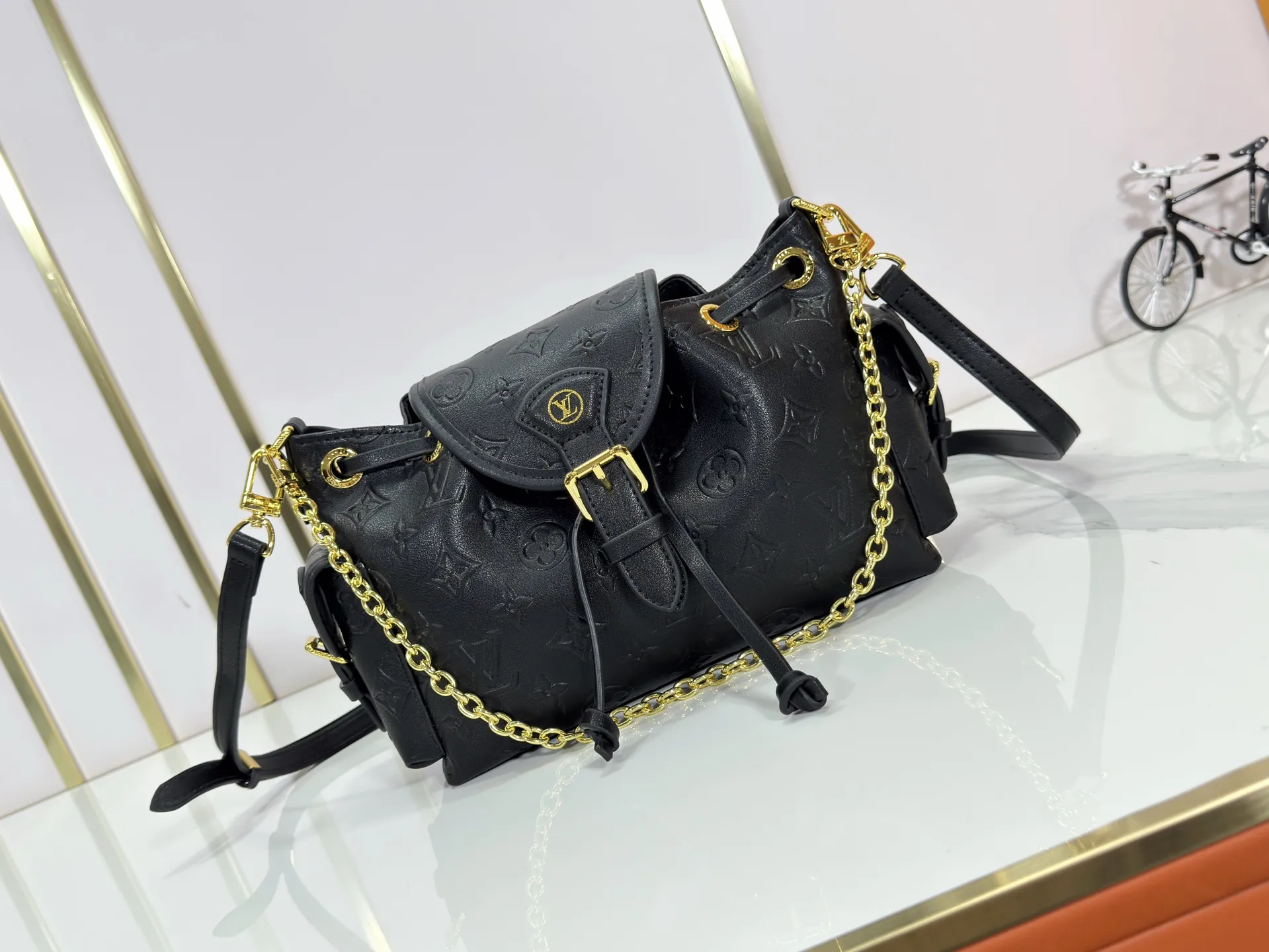 P280 Upgraded original M25085 This Odysée handbag is from the 2025 early autumn series, paying tribute to the brand heritage with a stylish everyday design. Dazzling buckles and detachable chains accentuate the Monogram canvas body, and the side pockets provide easy access to keys, lipstick and other small items. Dimensions: 27.0 x 17.0 x 12.0 cm (length x height x width)