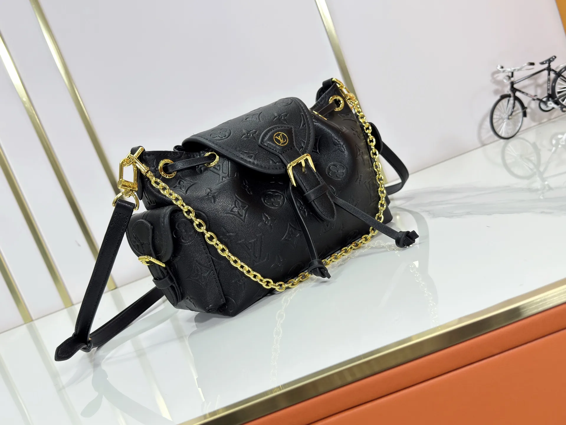 P280 Upgraded original M25085 This Odysée handbag is from the 2025 early autumn series, paying tribute to the brand heritage with a stylish everyday design. Dazzling buckles and detachable chains accentuate the Monogram canvas body, and the side pockets provide easy access to keys, lipstick and other small items. Dimensions: 27.0 x 17.0 x 12.0 cm (length x height x width)