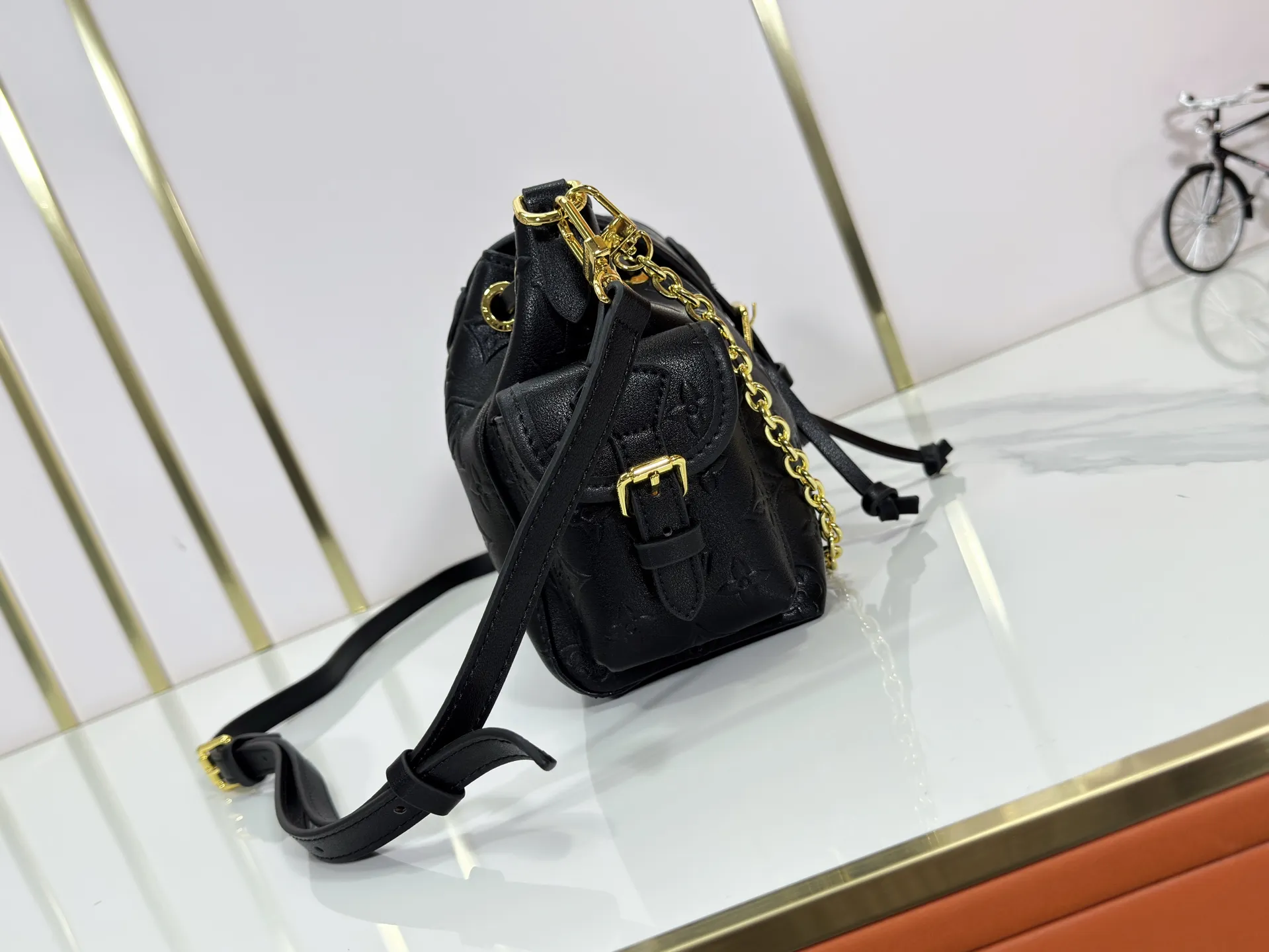 P280 Upgraded original M25085 This Odysée handbag is from the 2025 early autumn series, paying tribute to the brand heritage with a stylish everyday design. Dazzling buckles and detachable chains accentuate the Monogram canvas body, and the side pockets provide easy access to keys, lipstick and other small items. Dimensions: 27.0 x 17.0 x 12.0 cm (length x height x width)