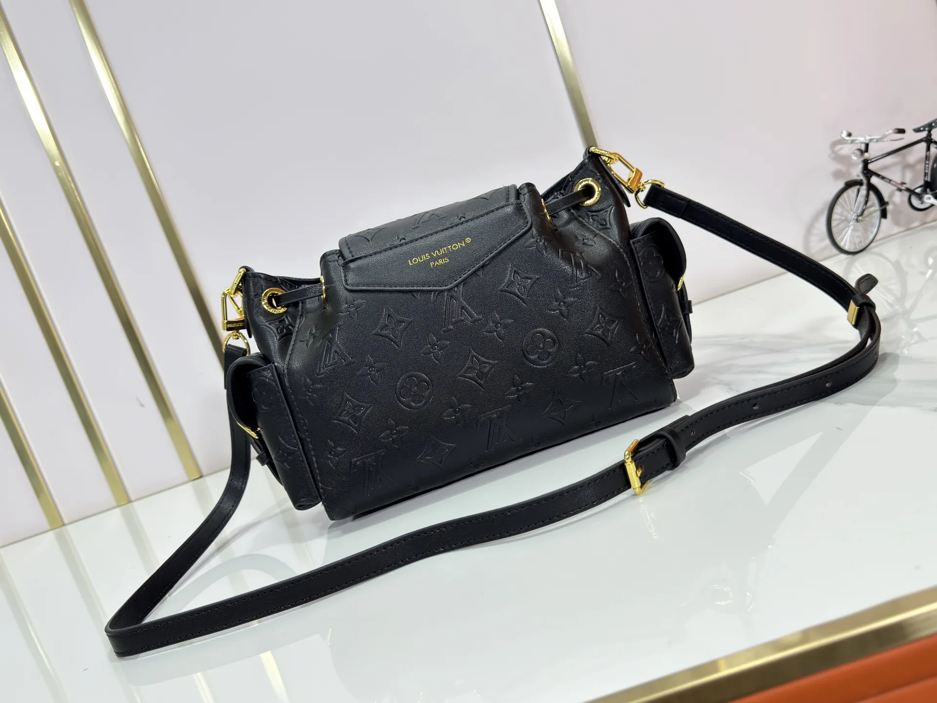 P280 Upgraded original M25085 This Odysée handbag is from the 2025 early autumn series, paying tribute to the brand heritage with a stylish everyday design. Dazzling buckles and detachable chains accentuate the Monogram canvas body, and the side pockets provide easy access to keys, lipstick and other small items. Dimensions: 27.0 x 17.0 x 12.0 cm (length x height x width)