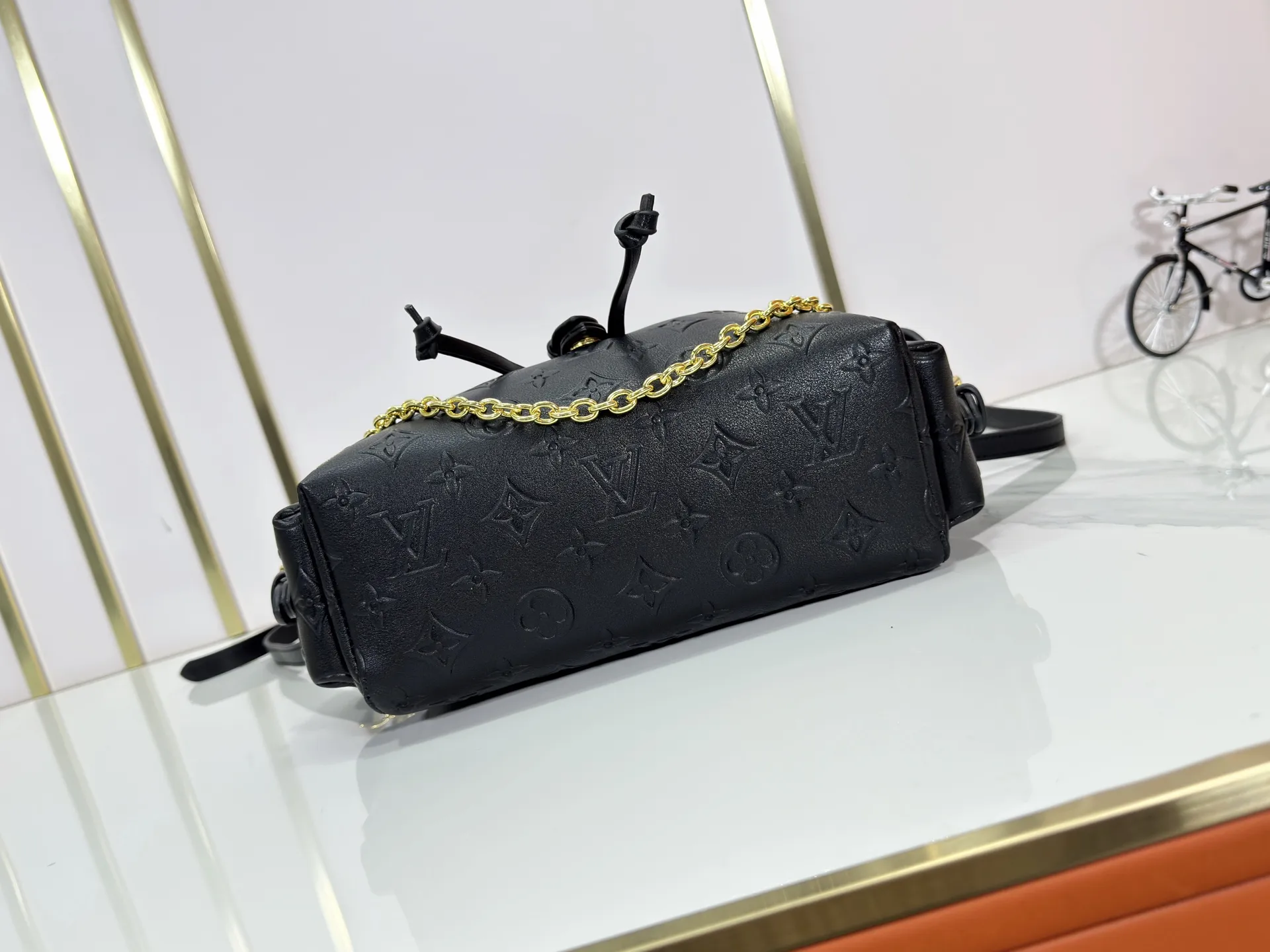 P280 Upgraded original M25085 This Odysée handbag is from the 2025 early autumn series, paying tribute to the brand heritage with a stylish everyday design. Dazzling buckles and detachable chains accentuate the Monogram canvas body, and the side pockets provide easy access to keys, lipstick and other small items. Dimensions: 27.0 x 17.0 x 12.0 cm (length x height x width)