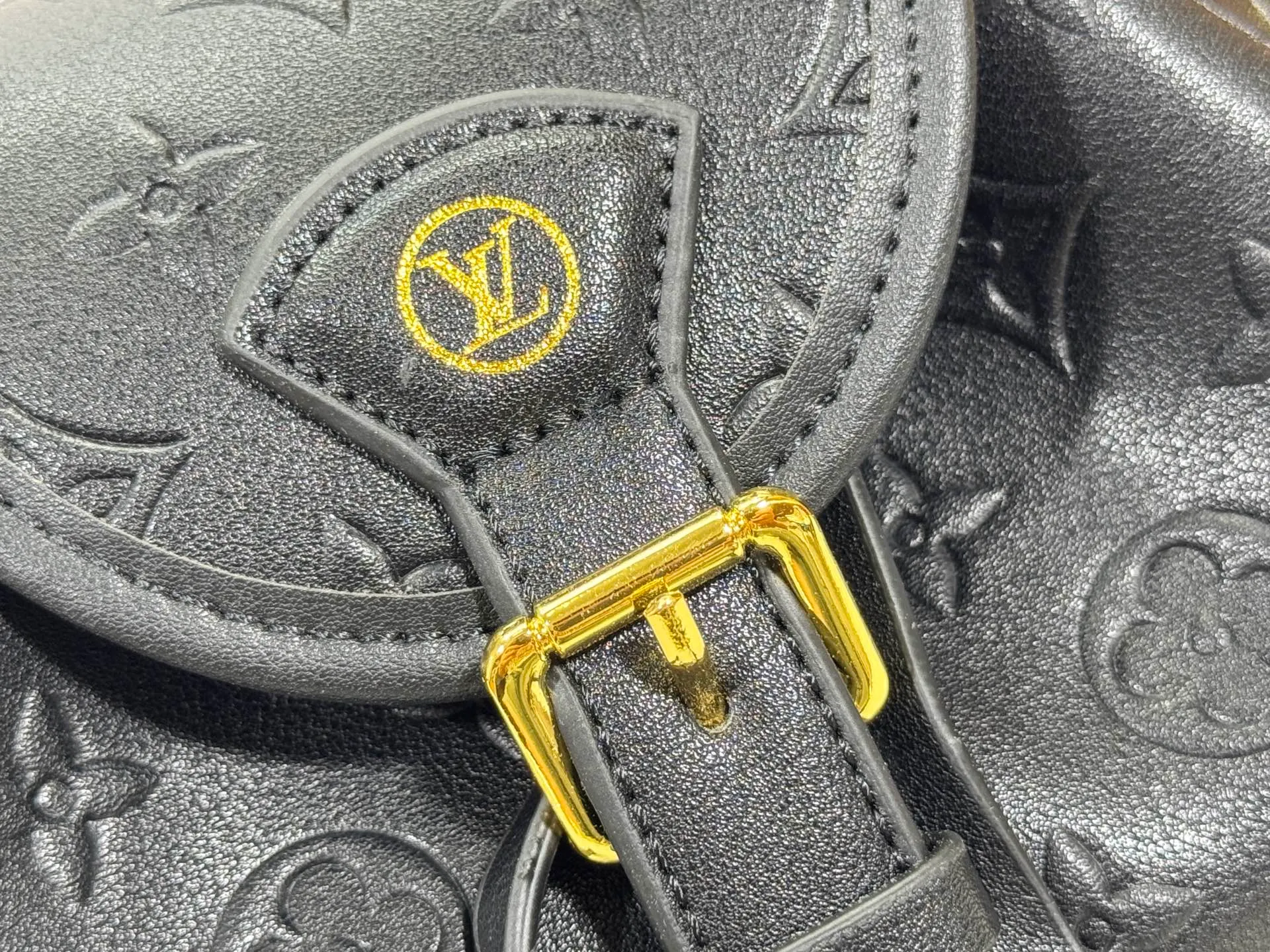 P280 Upgraded original M25085 This Odysée handbag is from the 2025 early autumn series, paying tribute to the brand heritage with a stylish everyday design. Dazzling buckles and detachable chains accentuate the Monogram canvas body, and the side pockets provide easy access to keys, lipstick and other small items. Dimensions: 27.0 x 17.0 x 12.0 cm (length x height x width)