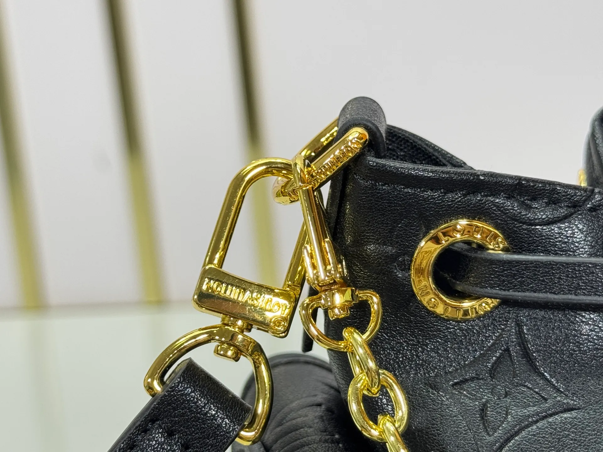 P280 Upgraded original M25085 This Odysée handbag is from the 2025 early autumn series, paying tribute to the brand heritage with a stylish everyday design. Dazzling buckles and detachable chains accentuate the Monogram canvas body, and the side pockets provide easy access to keys, lipstick and other small items. Dimensions: 27.0 x 17.0 x 12.0 cm (length x height x width)