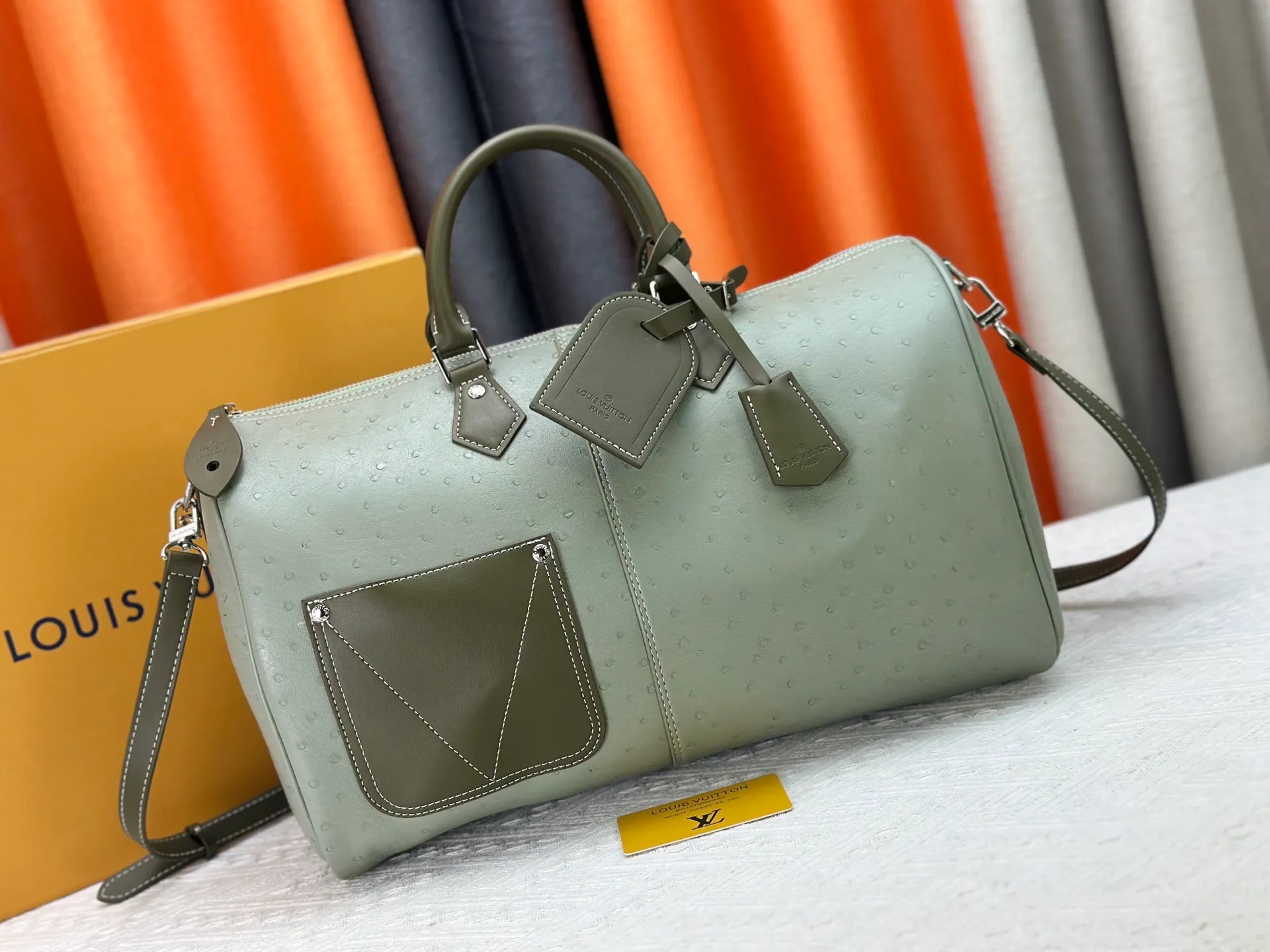 P340 Upgraded original M24420 M24441 M24424 This model has ostrich leather pattern. The Speedy Bandoulière 40 Monogram Leather handbag is made of soft cow leather and uses Monogram pattern to reproduce the elegant look and feel of canvas printing. Dazzling metal hardware, sheepskin lining and nameplate all reflect Creative Director Pharrell Williams' relentless attention to detail. 40x27x20cm (length x height x width)
