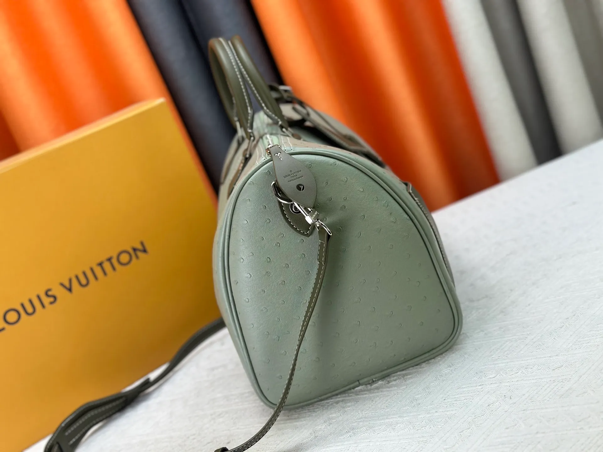 P340 Upgraded original M24420 M24441 M24424 This model has ostrich leather pattern. The Speedy Bandoulière 40 Monogram Leather handbag is made of soft cow leather and uses Monogram pattern to reproduce the elegant look and feel of canvas printing. Dazzling metal hardware, sheepskin lining and nameplate all reflect Creative Director Pharrell Williams' relentless attention to detail. 40x27x20cm (length x height x width)