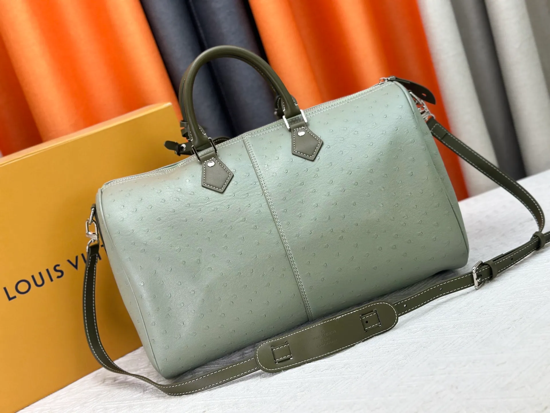 P340 Upgraded original M24420 M24441 M24424 This model has ostrich leather pattern. The Speedy Bandoulière 40 Monogram Leather handbag is made of soft cow leather and uses Monogram pattern to reproduce the elegant look and feel of canvas printing. Dazzling metal hardware, sheepskin lining and nameplate all reflect Creative Director Pharrell Williams' relentless attention to detail. 40x27x20cm (length x height x width)