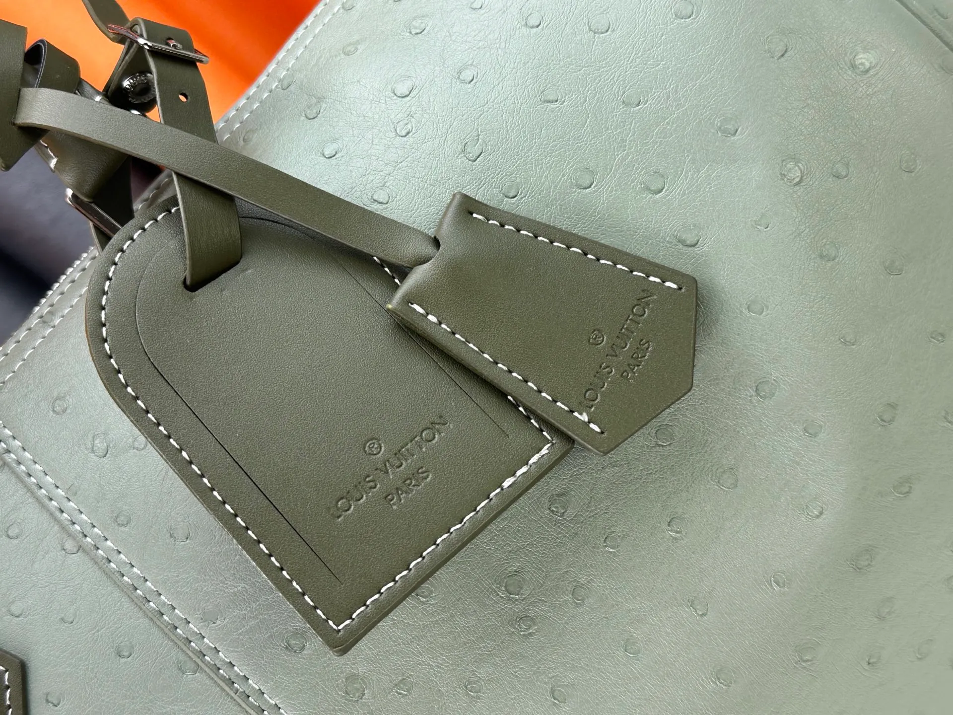 P340 Upgraded original M24420 M24441 M24424 This model has ostrich leather pattern. The Speedy Bandoulière 40 Monogram Leather handbag is made of soft cow leather and uses Monogram pattern to reproduce the elegant look and feel of canvas printing. Dazzling metal hardware, sheepskin lining and nameplate all reflect Creative Director Pharrell Williams' relentless attention to detail. 40x27x20cm (length x height x width)