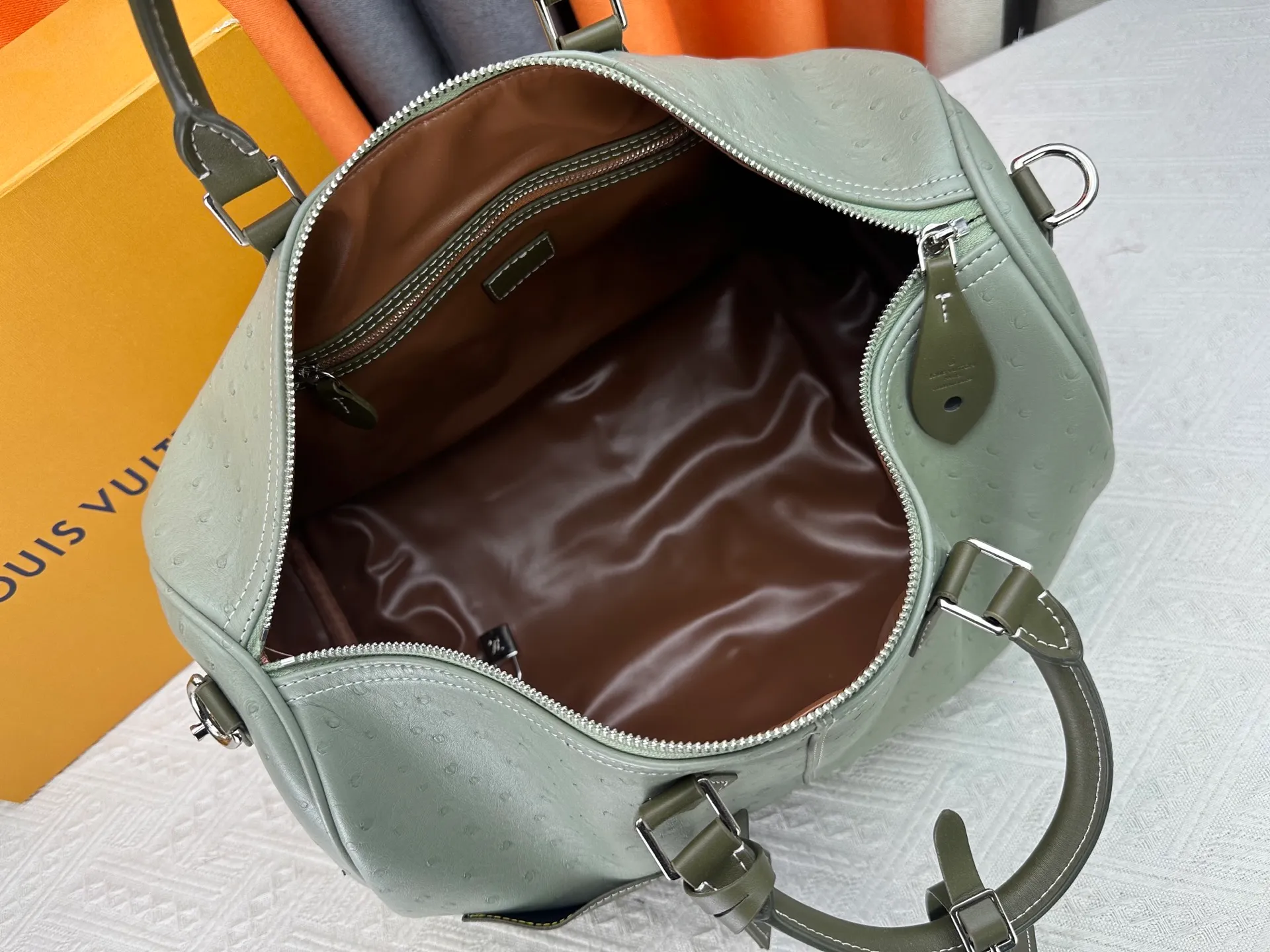 P340 Upgraded original M24420 M24441 M24424 This model has ostrich leather pattern. The Speedy Bandoulière 40 Monogram Leather handbag is made of soft cow leather and uses Monogram pattern to reproduce the elegant look and feel of canvas printing. Dazzling metal hardware, sheepskin lining and nameplate all reflect Creative Director Pharrell Williams' relentless attention to detail. 40x27x20cm (length x height x width)
