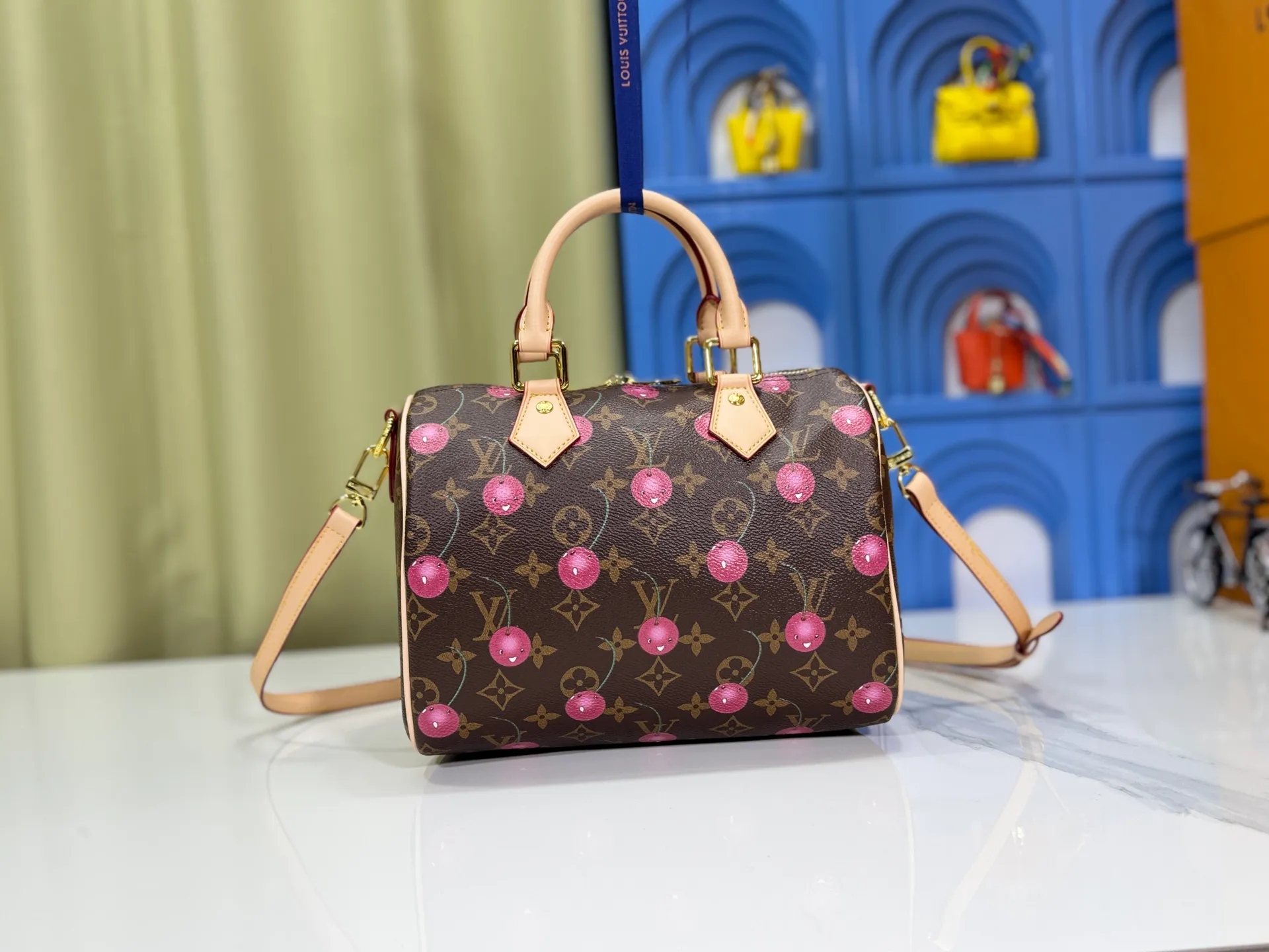 P280 Upgraded original M13805 M13257 M40390 lv Murakami Takashi co-branded cherry blossom 🌸NANOSPEEDY handbag This Nano Speedy handbag combines Monogram canvas and cow leather trim printing, with 33 colorful colors to interpret white tricolor and black tricolor. It has been launched in twelve sections and is very popular around the world and is loved by celebrities and celebrities. 25.0 x 19.0 x 15.0 cm