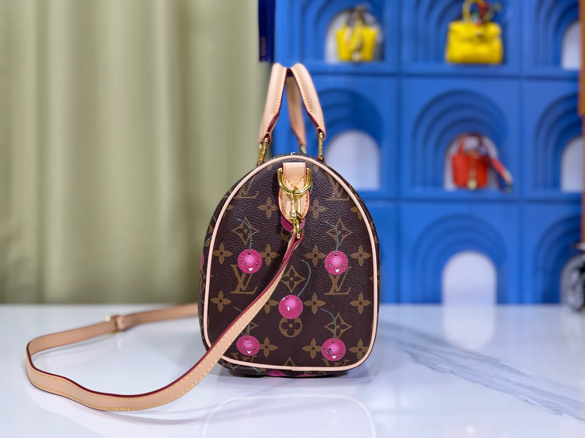 P280 Upgraded original M13805 M13257 M40390 lv Murakami Takashi co-branded cherry blossom 🌸NANOSPEEDY handbag This Nano Speedy handbag combines Monogram canvas and cow leather trim printing, with 33 colorful colors to interpret white tricolor and black tricolor. It has been launched in twelve sections and is very popular around the world and is loved by celebrities and celebrities. 25.0 x 19.0 x 15.0 cm