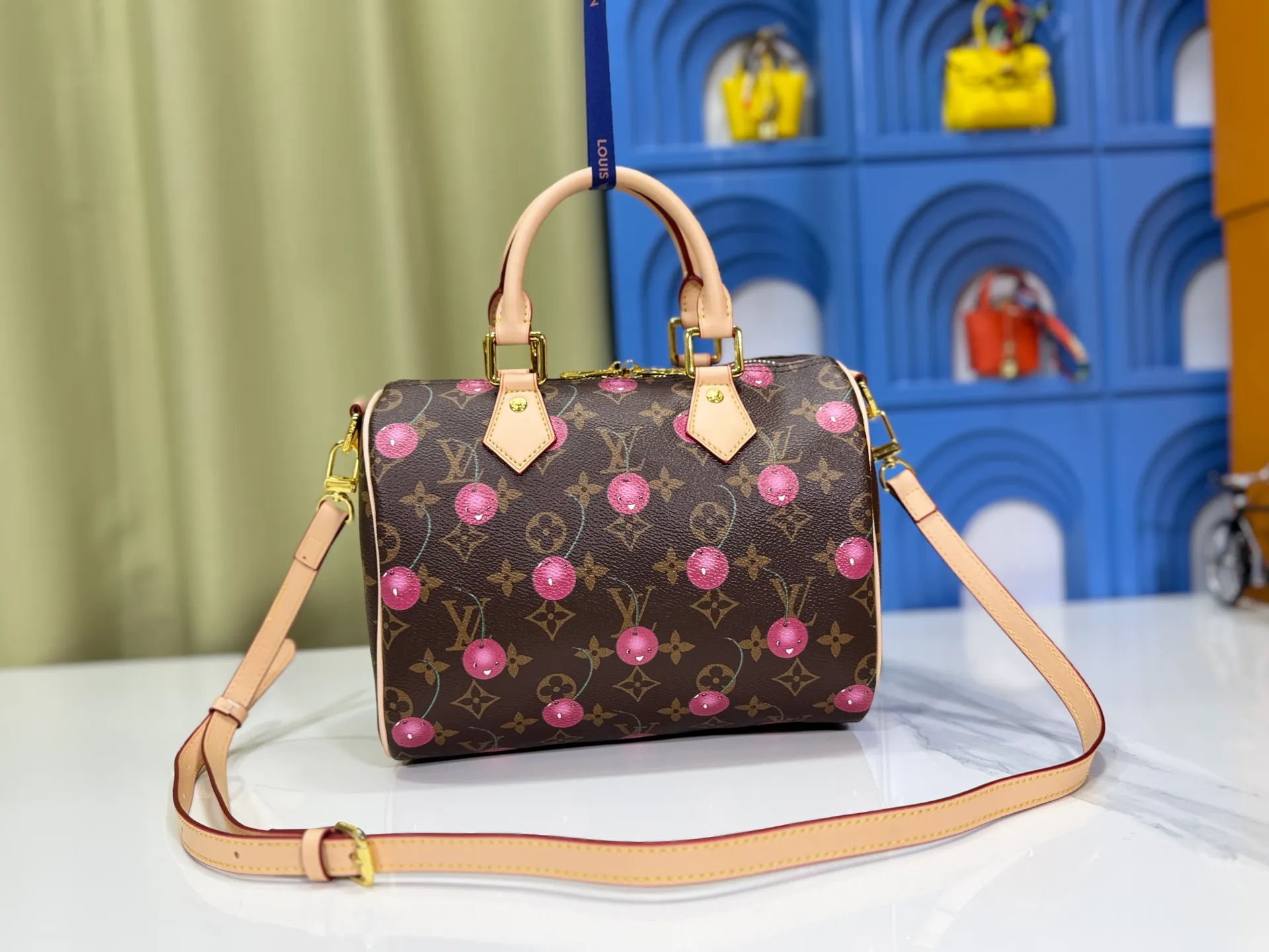 P280 Upgraded original M13805 M13257 M40390 lv Murakami Takashi co-branded cherry blossom 🌸NANOSPEEDY handbag This Nano Speedy handbag combines Monogram canvas and cow leather trim printing, with 33 colorful colors to interpret white tricolor and black tricolor. It has been launched in twelve sections and is very popular around the world and is loved by celebrities and celebrities. 25.0 x 19.0 x 15.0 cm
