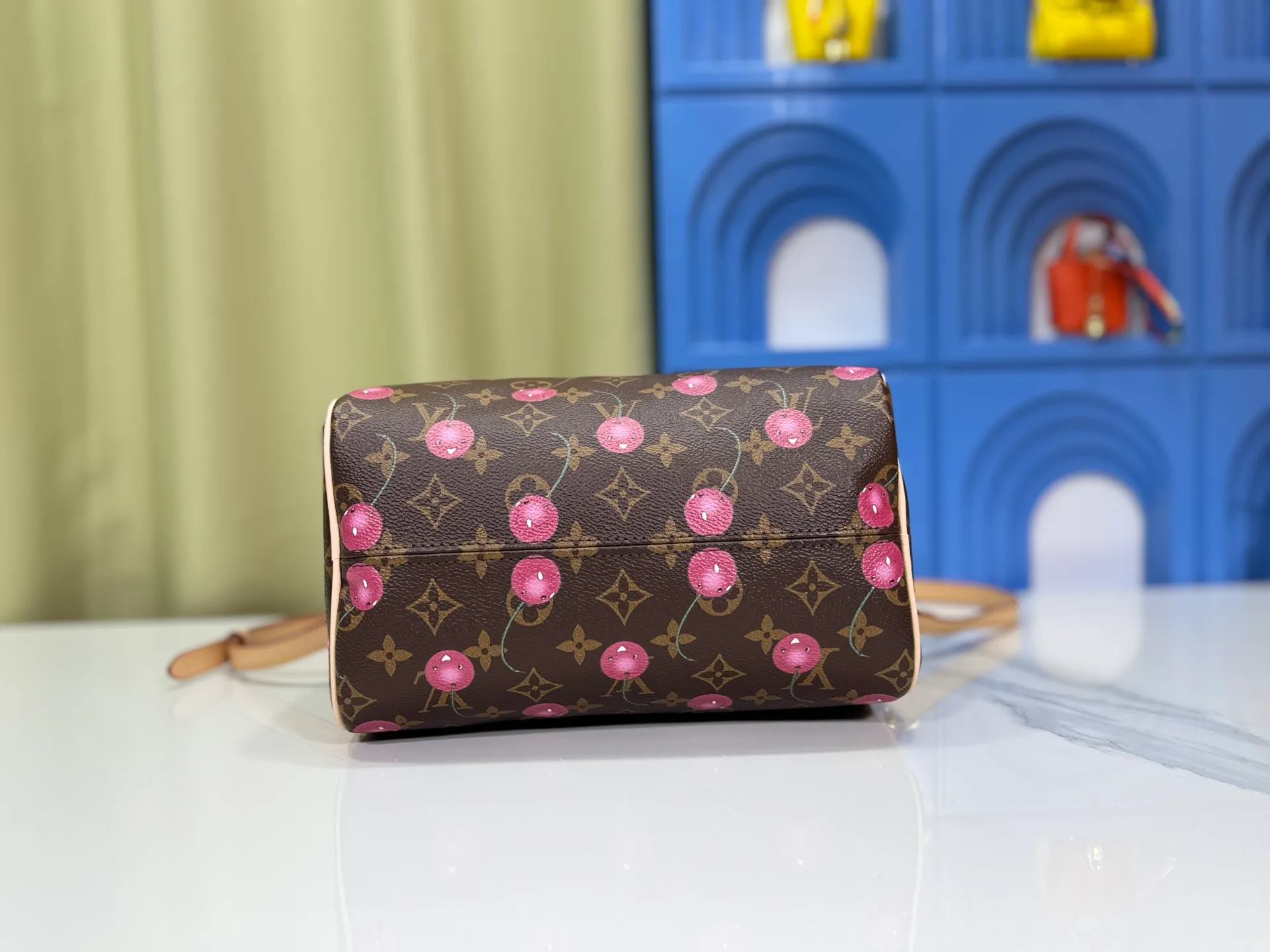P280 Upgraded original M13805 M13257 M40390 lv Murakami Takashi co-branded cherry blossom 🌸NANOSPEEDY handbag This Nano Speedy handbag combines Monogram canvas and cow leather trim printing, with 33 colorful colors to interpret white tricolor and black tricolor. It has been launched in twelve sections and is very popular around the world and is loved by celebrities and celebrities. 25.0 x 19.0 x 15.0 cm