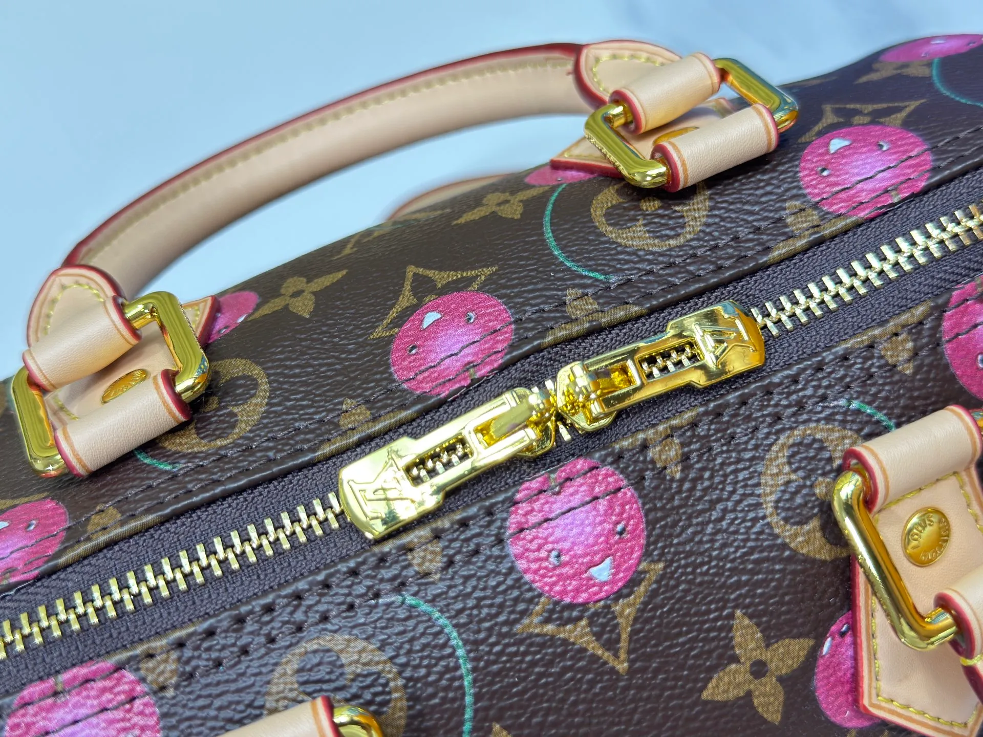 P280 Upgraded original M13805 M13257 M40390 lv Murakami Takashi co-branded cherry blossom 🌸NANOSPEEDY handbag This Nano Speedy handbag combines Monogram canvas and cow leather trim printing, with 33 colorful colors to interpret white tricolor and black tricolor. It has been launched in twelve sections and is very popular around the world and is loved by celebrities and celebrities. 25.0 x 19.0 x 15.0 cm